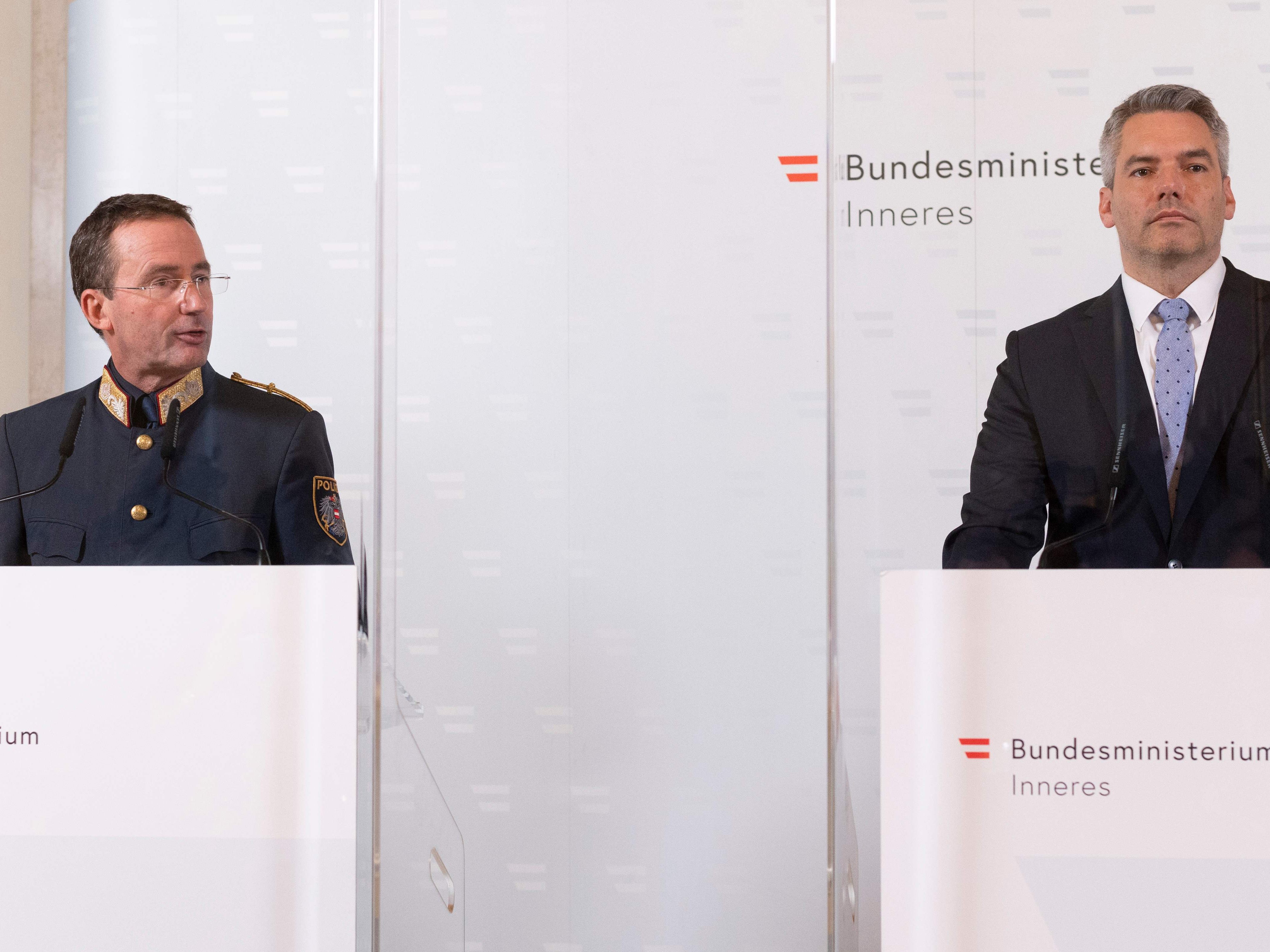 APA-Video überträgt das Pressestatement von Nehammer und Pürstl zur Tötung der 13-Jährigen.