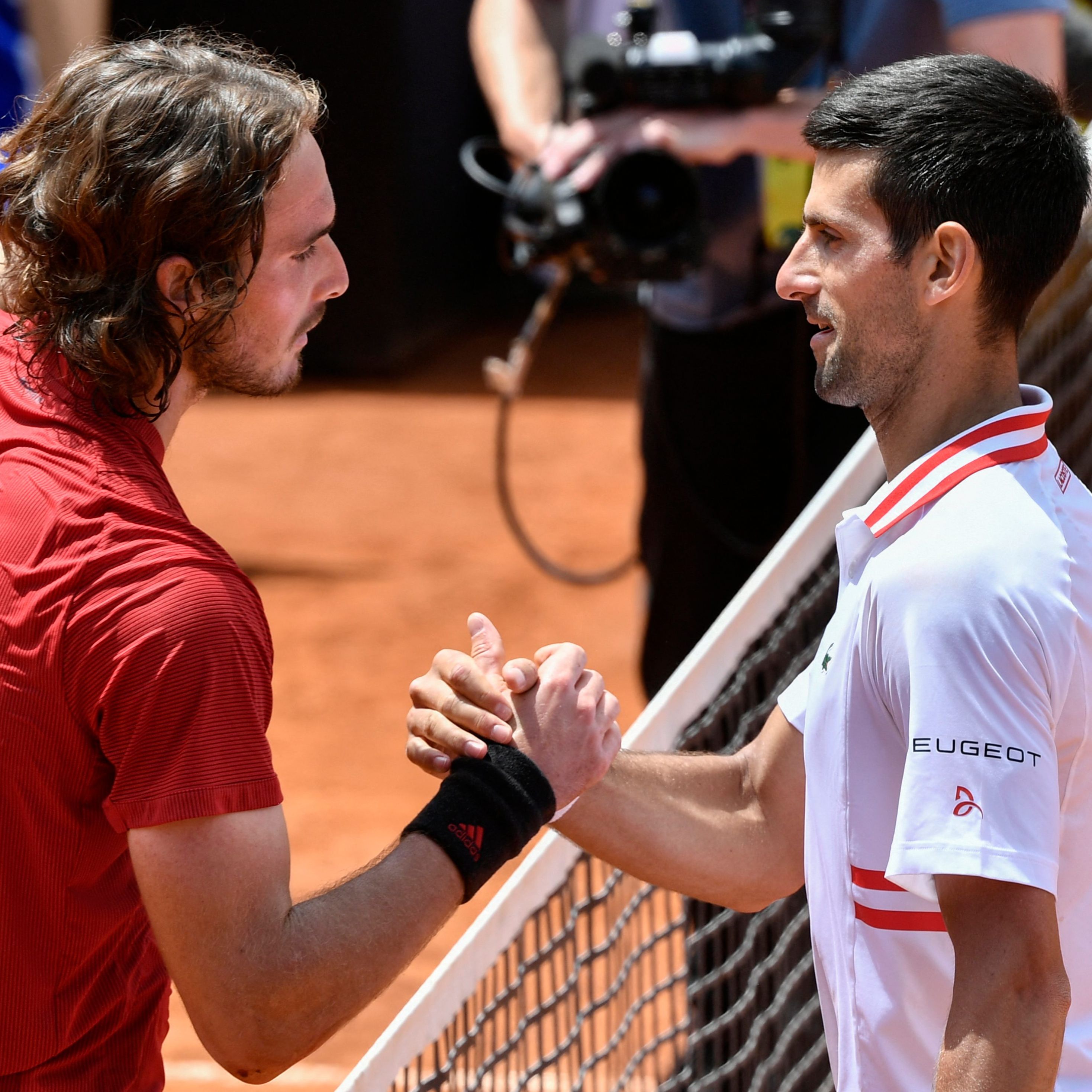 Bei den French Open treffen am Sonntag im Finale der Serbe Novak Djokovic und der Grieche Stefanos Tsitsipas (l.) aufeinander.