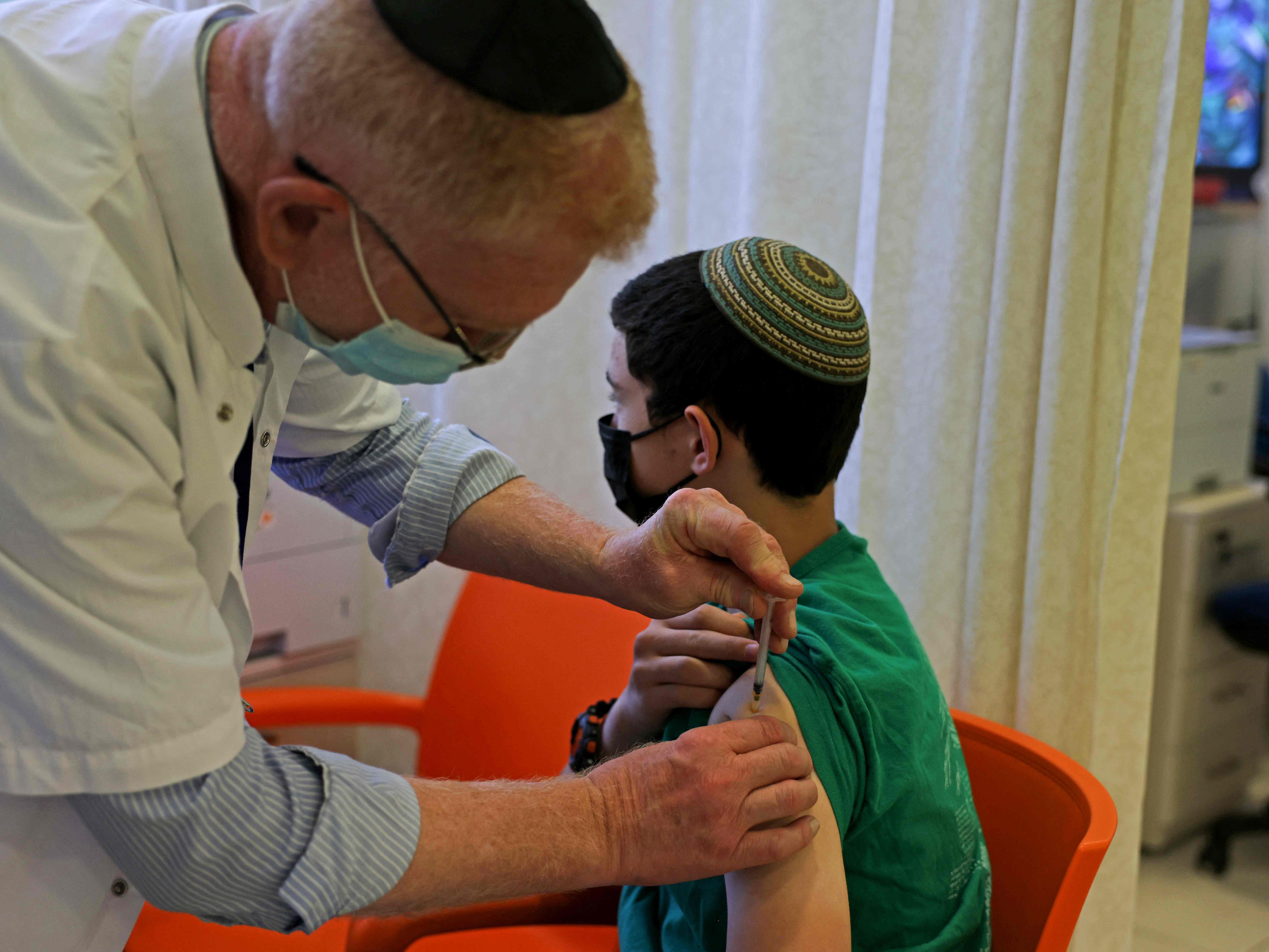 Israel begann mit Corona-Impfung von Zwölf- bis 15-Jährigen.