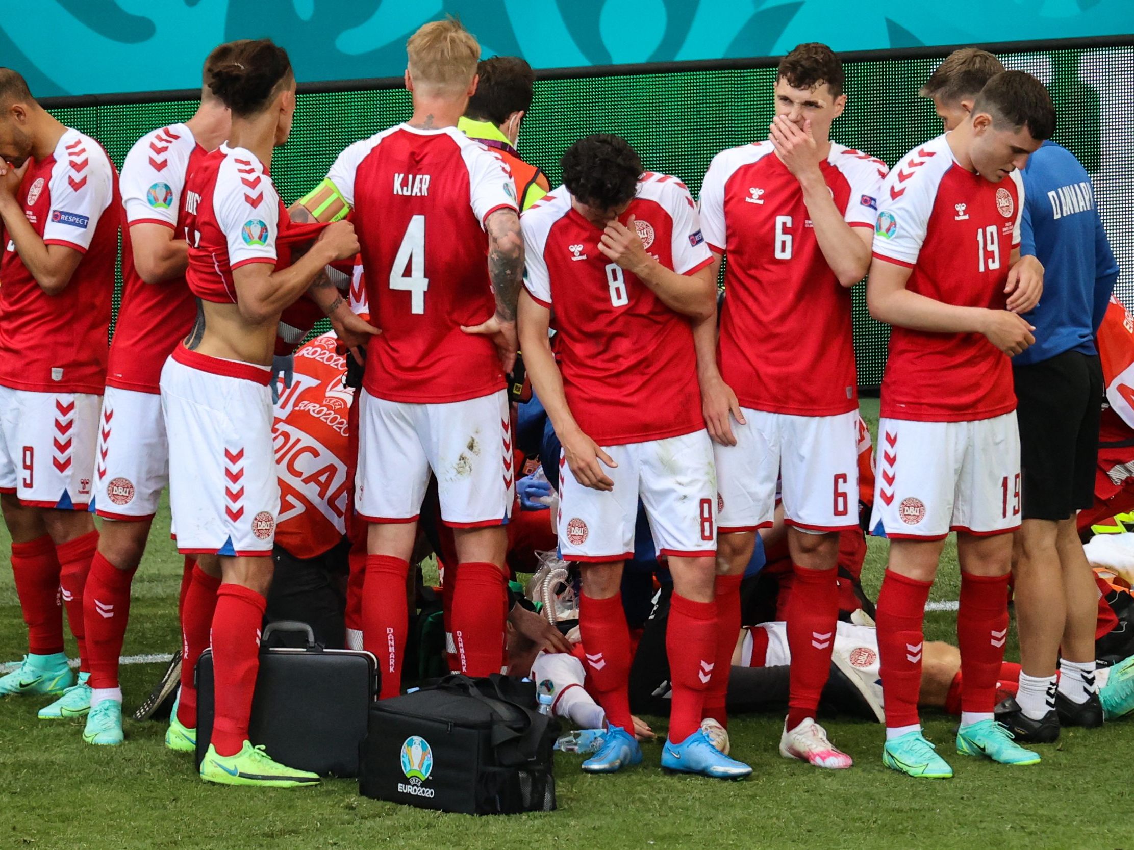 Dänemark-Spieler Christian Eriksen musste am Spielfeld wiederbelebt werden. Dänemark-Spieler Christian Eriksen musste am Spielfeld wiederbelebt werden.