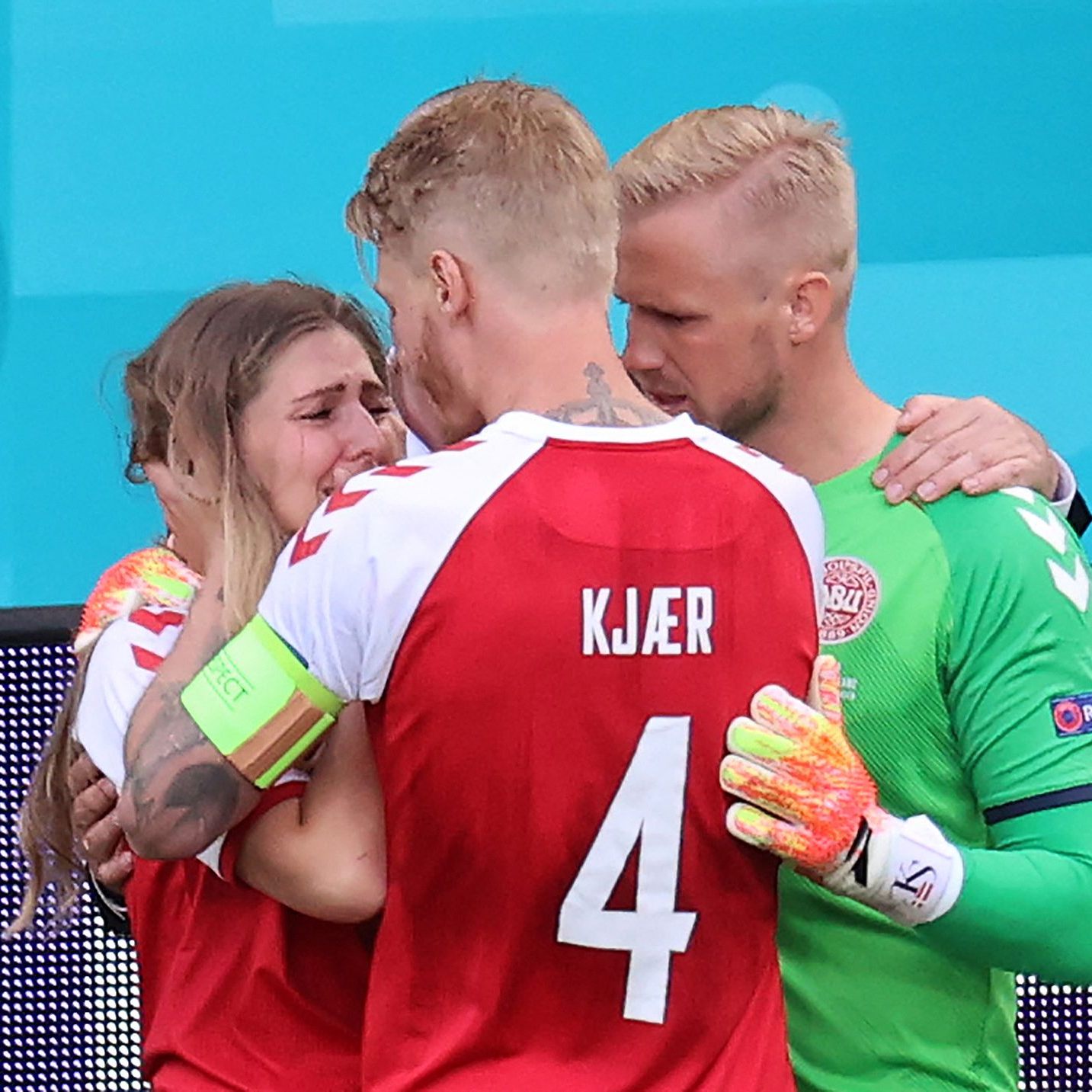 Dänemark-Kapitän Simon Kjaer wird als Held gefeiert: Er tröstete nicht nur die Freundin von Christian Eriksen, sondern setzte auch Erste Hilfe Maßnahmen.