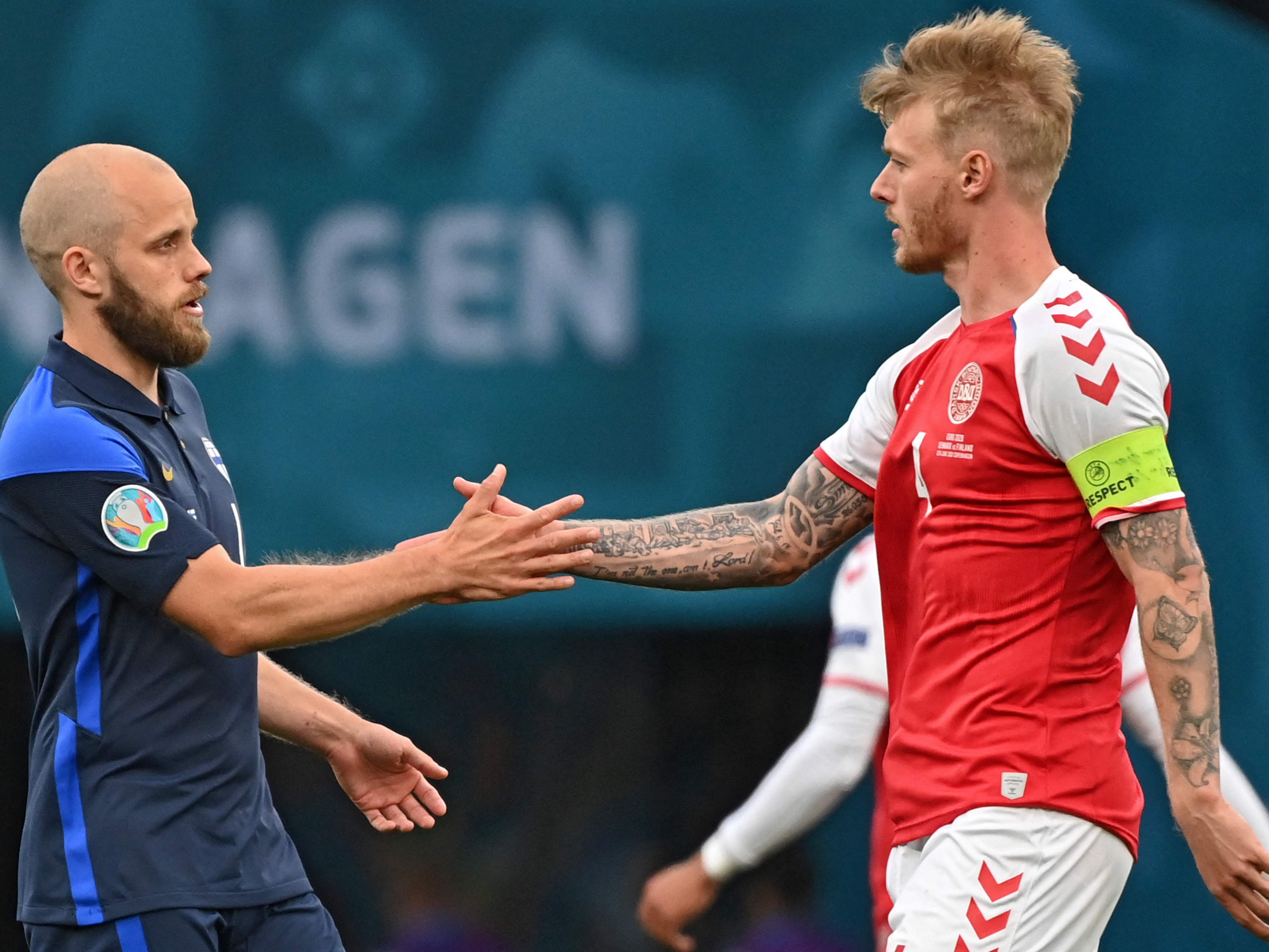 Finnland besiegt Dänemark im Gruppe-B-Match der Fußball-EM. Finnland besiegt Dänemark im Gruppe-B-Match der Fußball-EM.