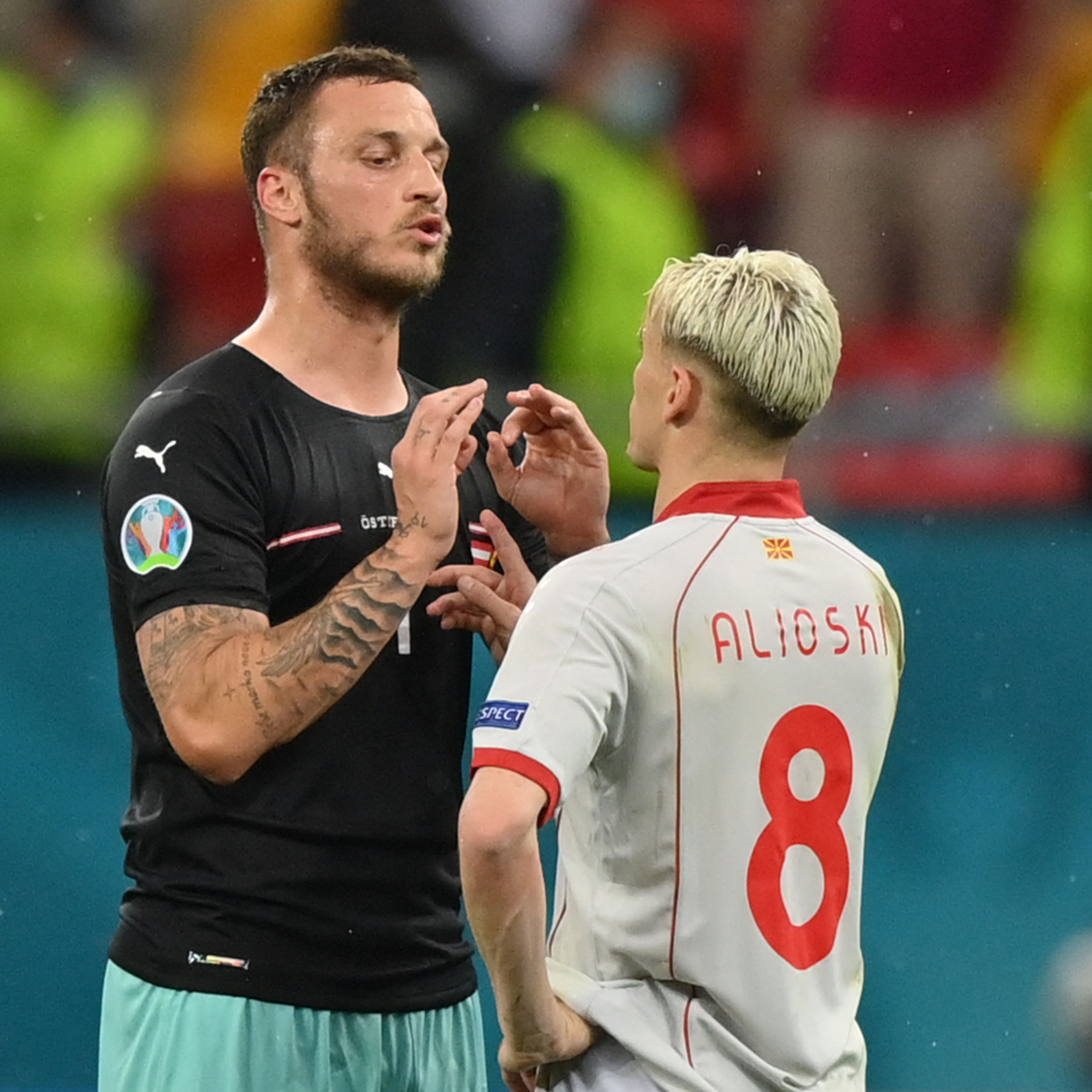 Beleidigende Worte und Gesten richtete Marko Arnautovic (l.) gegen den nordmazedonischen Gegenspieler Ezgjan Alioski