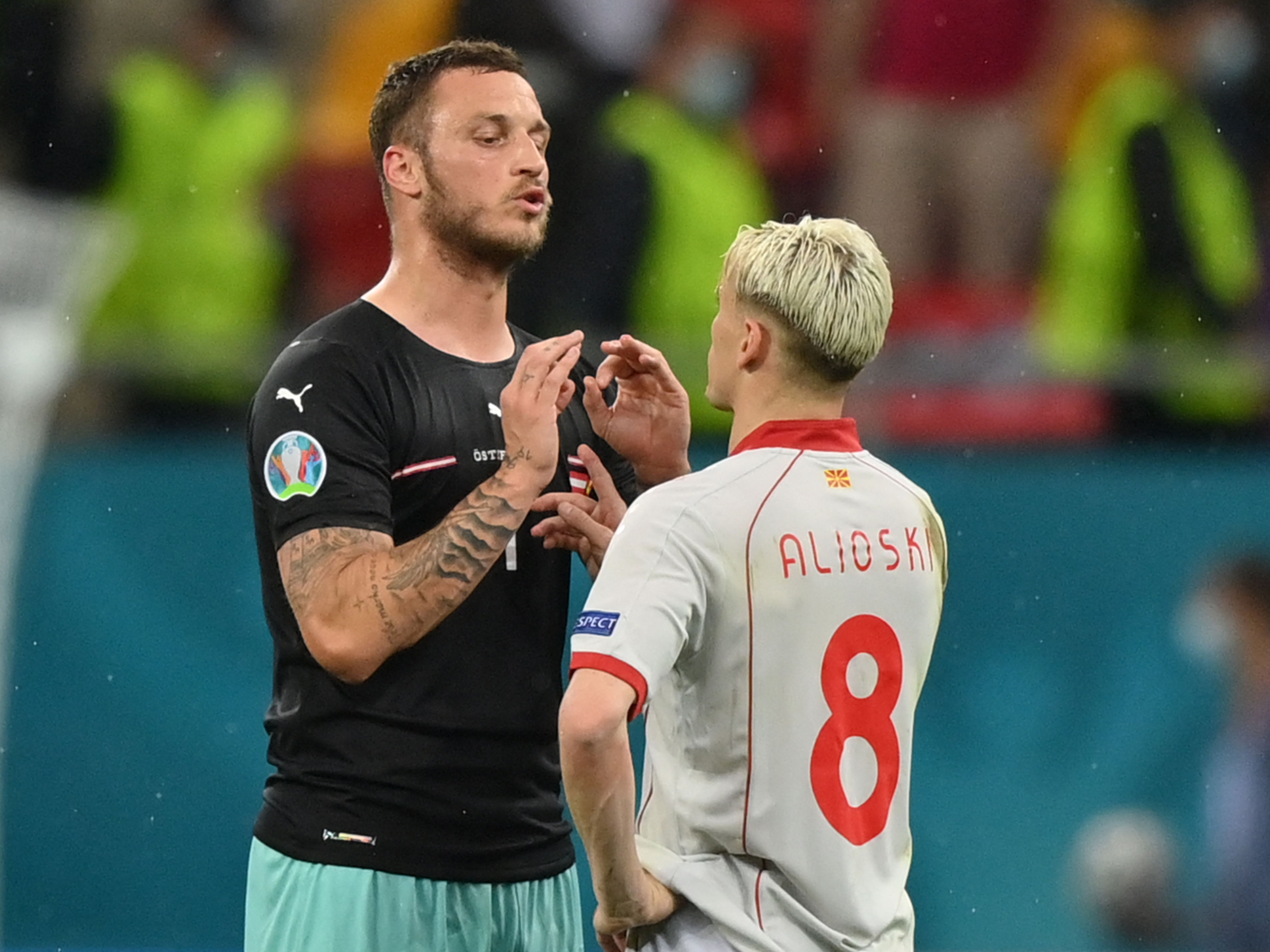 Beleidigende Worte und Gesten richtete Marko Arnautovic (l.) gegen den nordmazedonischen Gegenspieler Ezgjan Alioski