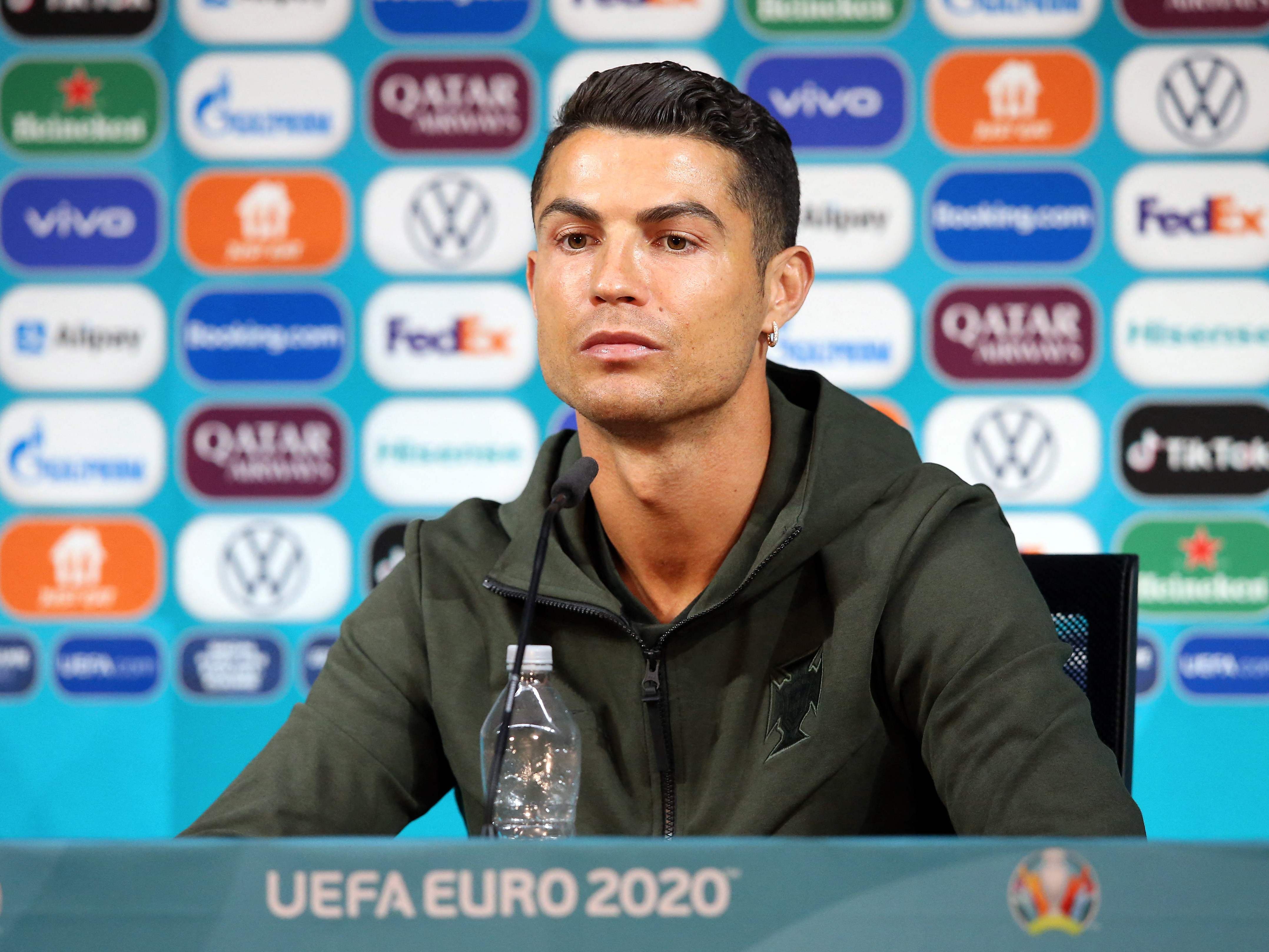 Cristiano Ronaldo räumte Cola-Flaschen aus dem Weg. Cristiano Ronaldo räumte Cola-Flaschen aus dem Weg.