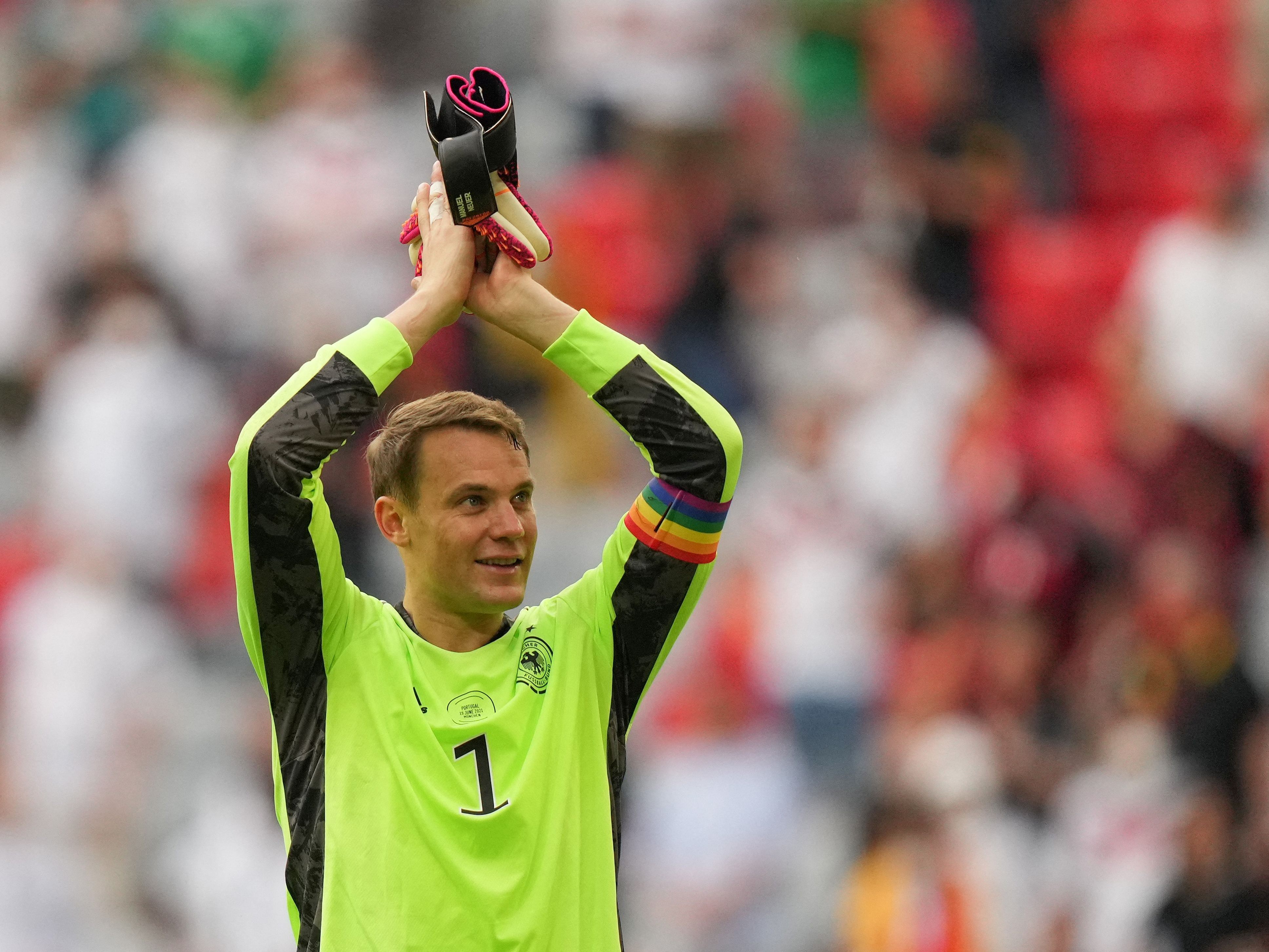 UEFA-Überprüfung von Neuers Kapitänsbinde eingestellt. UEFA-Überprüfung von Neuers Kapitänsbinde eingestellt.