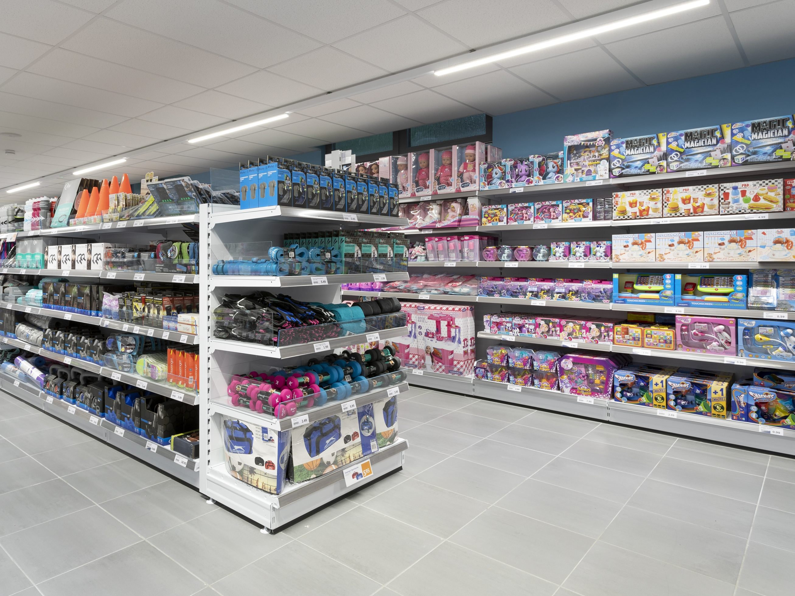 Im Action lagern rund 6.000 Artikeln in 14 Produktkategorien. Im Action lagern rund 6.000 Artikeln in 14 Produktkategorien.
