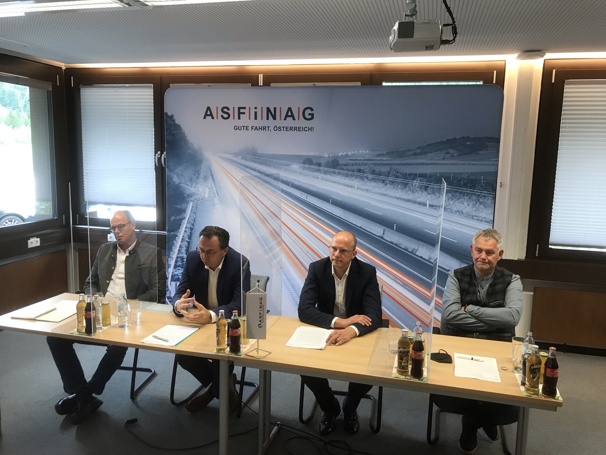 (v.l.n.r.) Florian Morscher (Bürgermeister Klösterle), Stefan Siegele (Geschäftsführer ASFINAG Alpenstraßen GmbH), Andreas Fromm (Geschäftsführer ASFINAG Bau Management GmbH) und Helmut Mall (Bürgermeister St. Anton am Arlberg). 