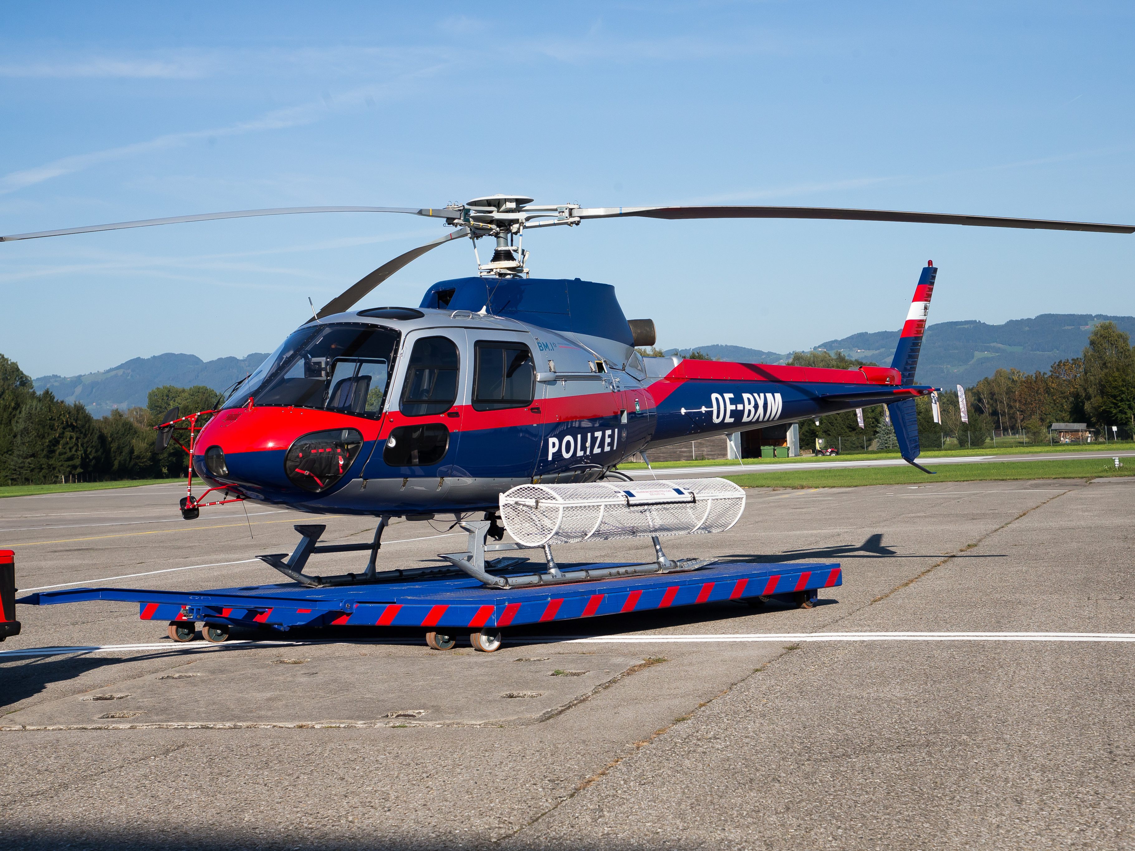 Der Polizeihubschrauber "Libelle" musste am Donnerstagmorgen zur Rettung von zwei Wanderern abheben.