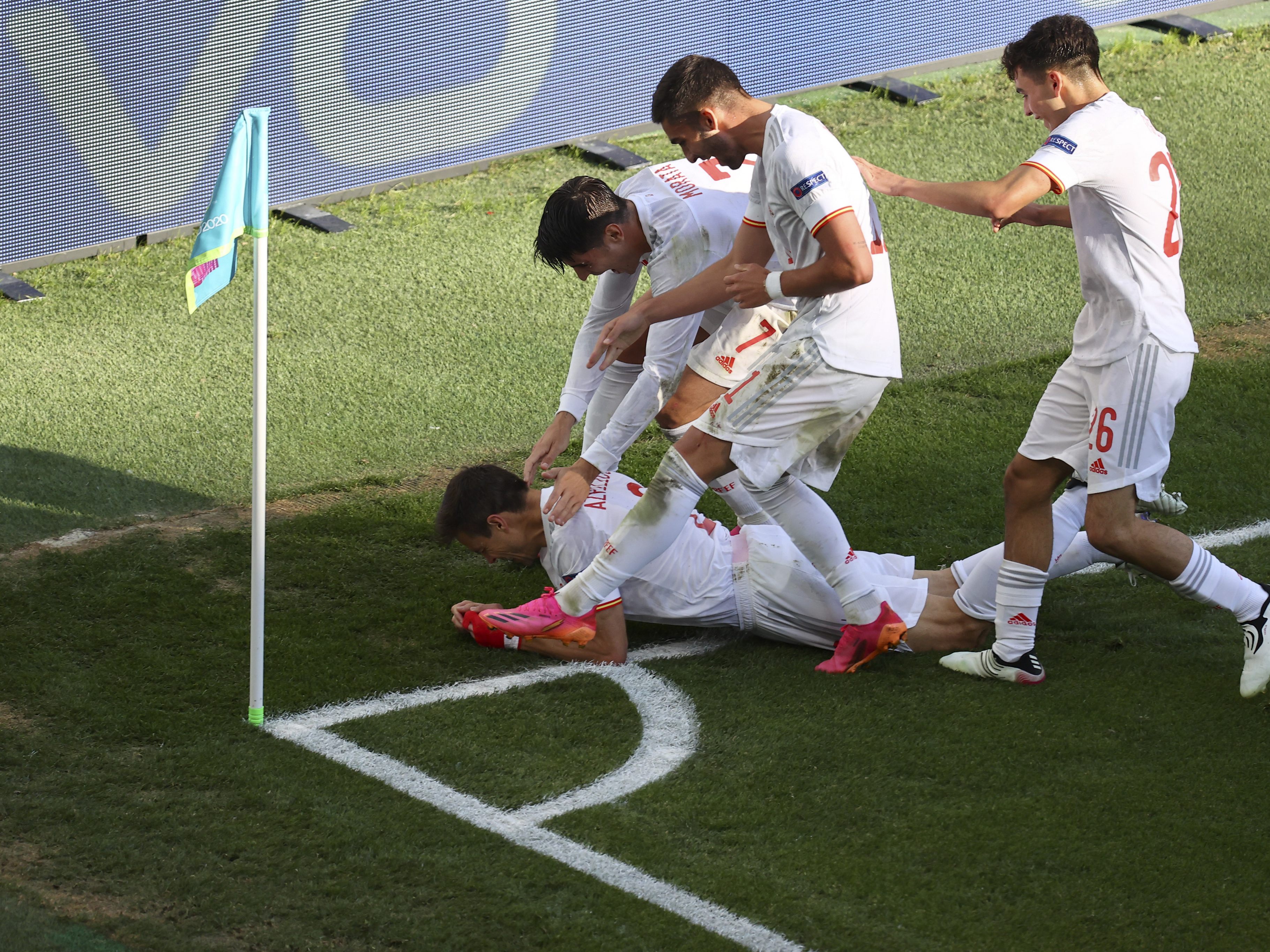 Spanien jubelt über den verdienten Viertelfinal-Einzug. Spanien jubelt über den verdienten Viertelfinal-Einzug.