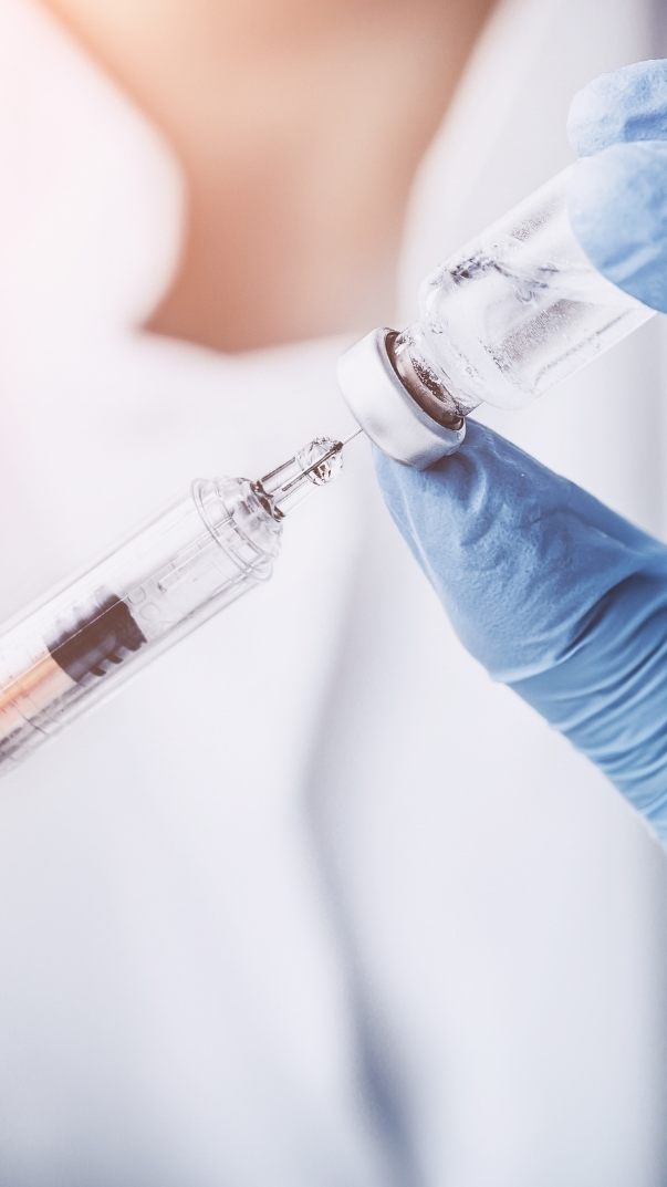 Für die Studie untersuchten die Forscher 20 Blutproben von 15 Menschen, die jeweils zwei Dosen des Impfstoffes von Biontech/Pfizer erhalten hatten, und testeten die Reaktion auf die verschiedenen Corona-Varianten.
