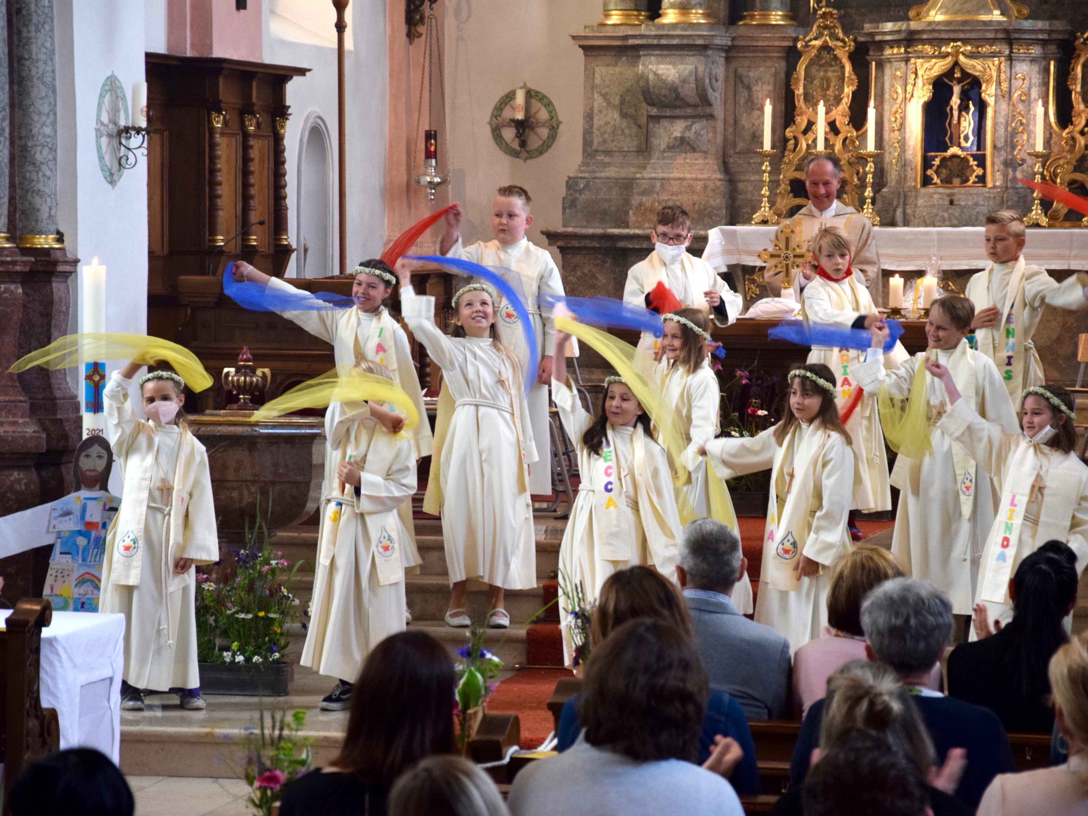 Während des Liedes "Ein Tropfen Liebe, den es auf mich regnet" von Konrad Bönig, durften sich die Erstkommunionkinder nach einer Choreografie der Religionslehrerin bewegen. Während des Liedes "Ein Tropfen Liebe, den es auf mich regnet" von Konrad Bönig, durften sich die Erstkommunionkinder nach einer Choreografie der Religionslehrerin bewegen.