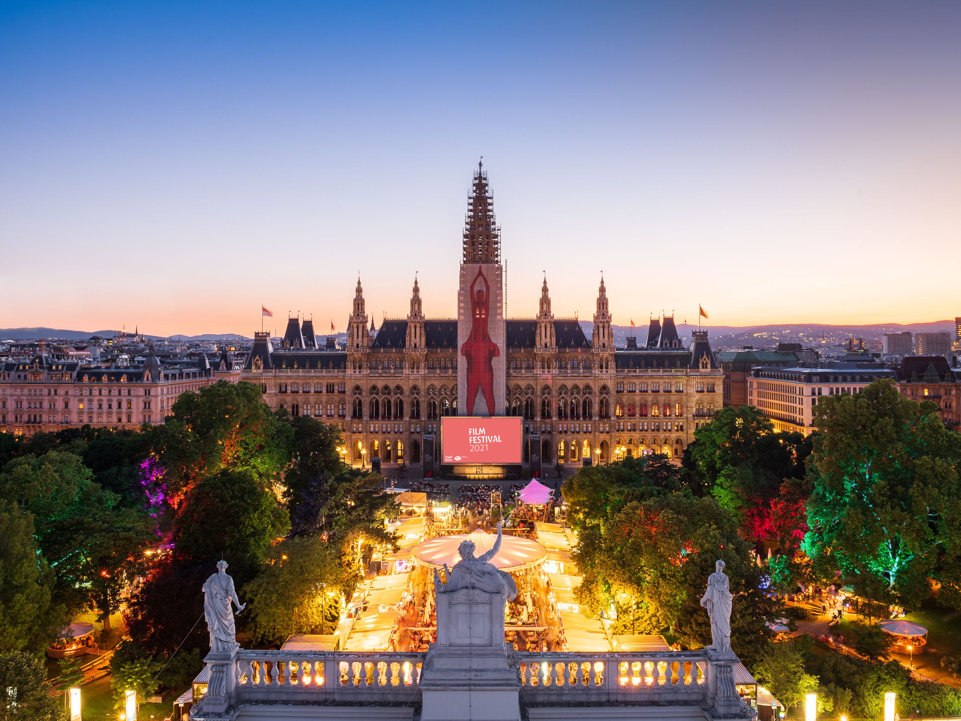 Von 3. Juli bis 4. September 2021 findet das Film Festival auf dem Wiener Rathausplatz statt. Von 3. Juli bis 4. September 2021 findet das Film Festival auf dem Wiener Rathausplatz statt.