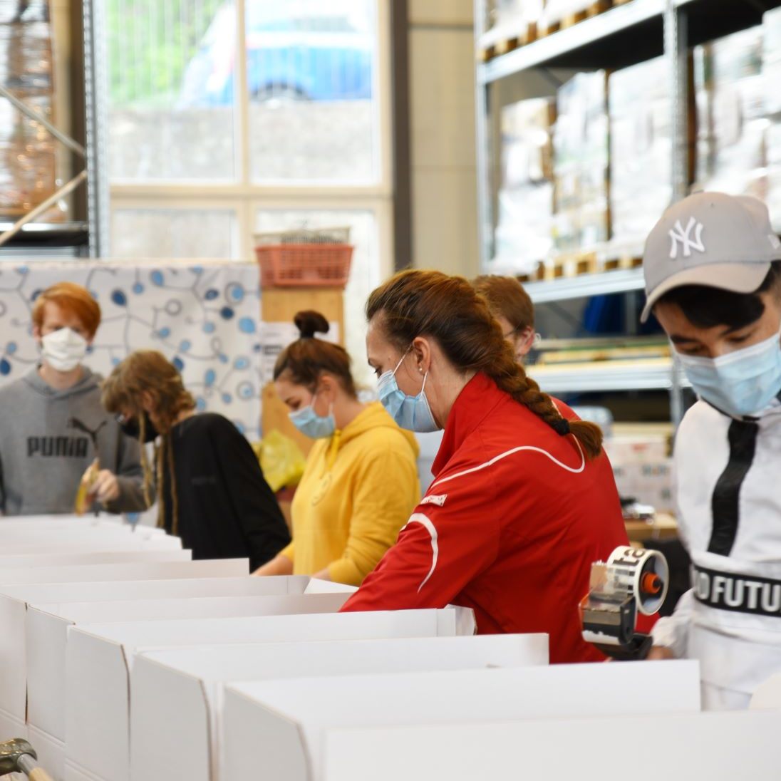 Junge Freiwillige beim Packen der Hilfspakete.
