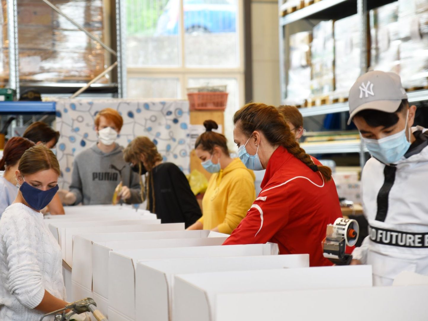 Junge Freiwillige beim Packen der Hilfspakete. Junge Freiwillige beim Packen der Hilfspakete.