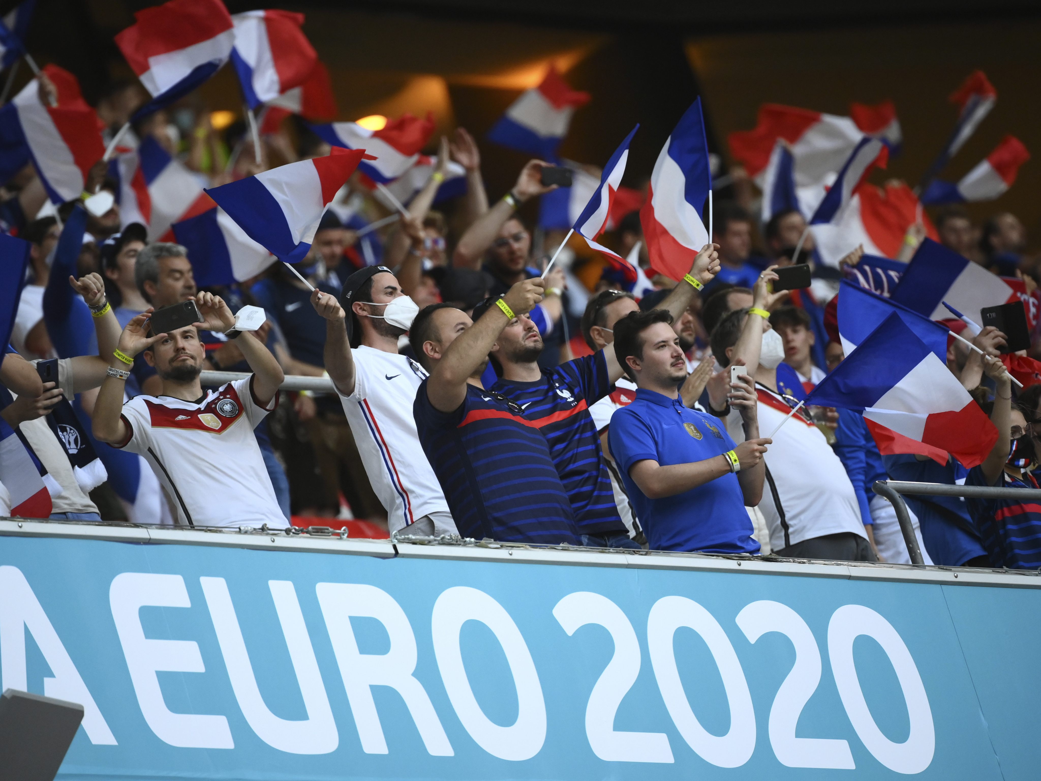In den elf EM-Stadien ist nur eine sehr begrenzte Zahl an Zuschauern zugelassen. In den elf EM-Stadien ist nur eine sehr begrenzte Zahl an Zuschauern zugelassen.
