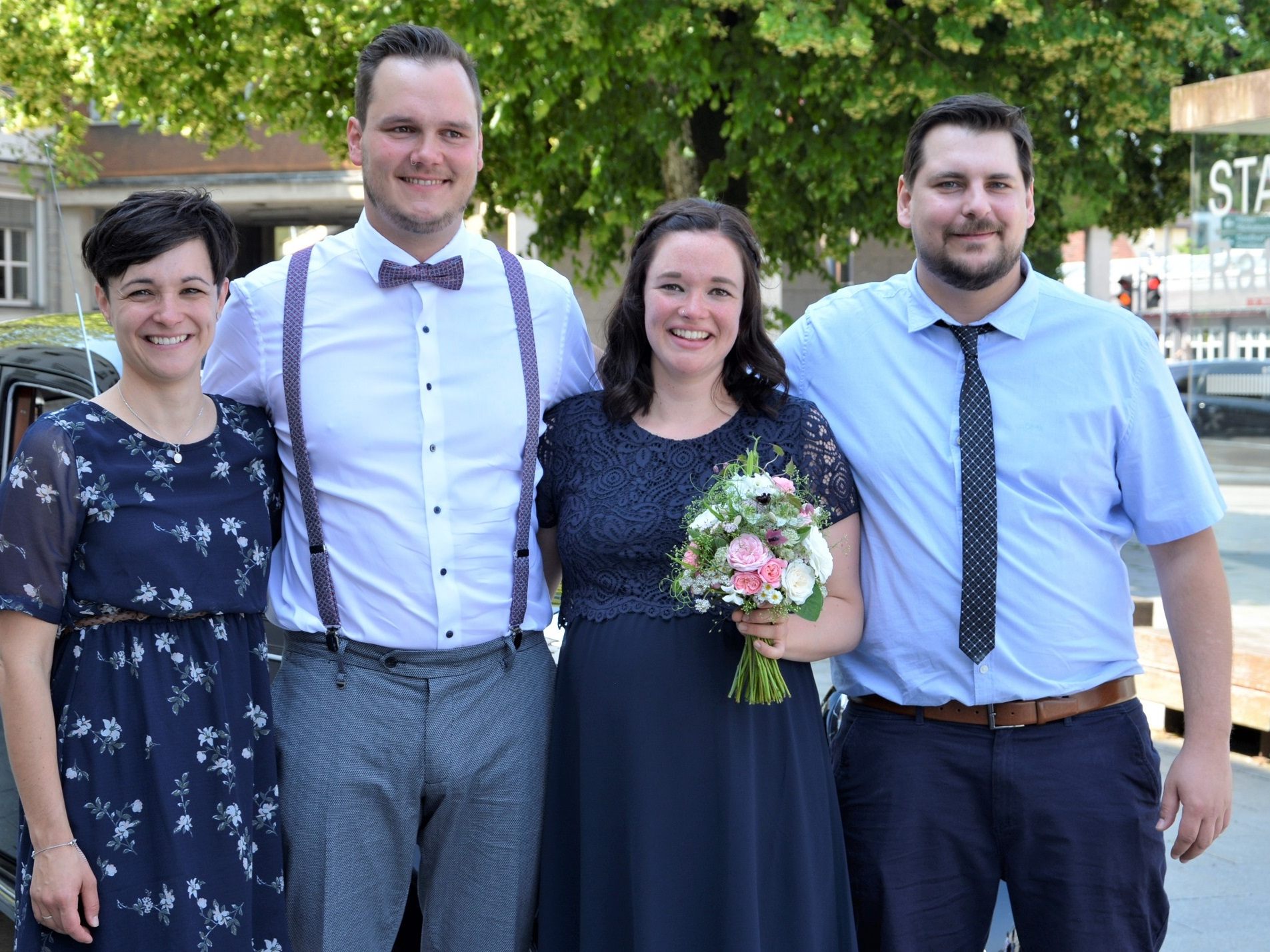 Das Brautpaar mit den Trauzeugen bei der standesamtlichen Hochzeit in Dornbirn. Das Brautpaar mit den Trauzeugen bei der standesamtlichen Hochzeit in Dornbirn.