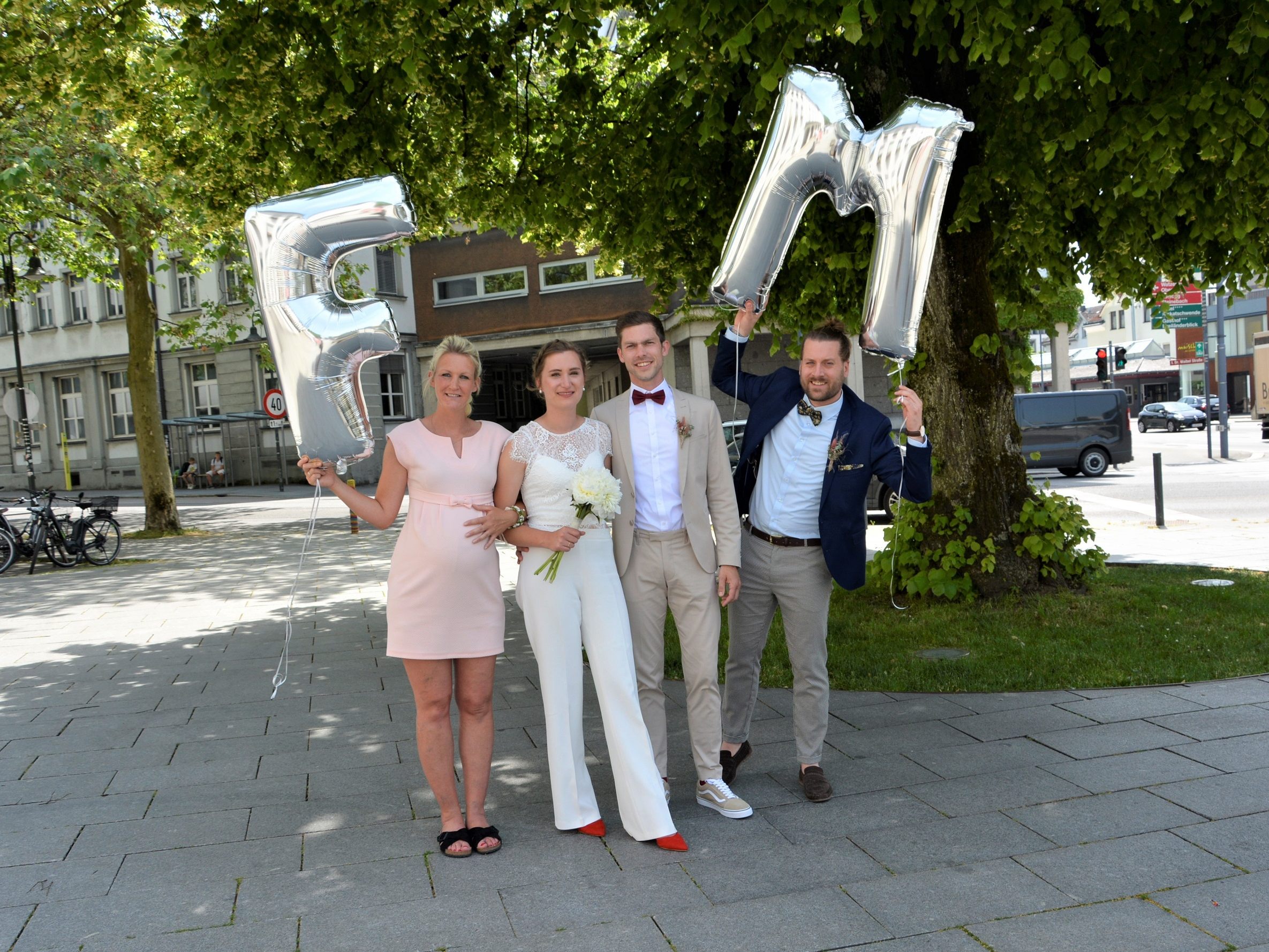 Das Brautpaar mit den Trauzeugen bei der standesamtlichen Hochzeit in Dornbirn.