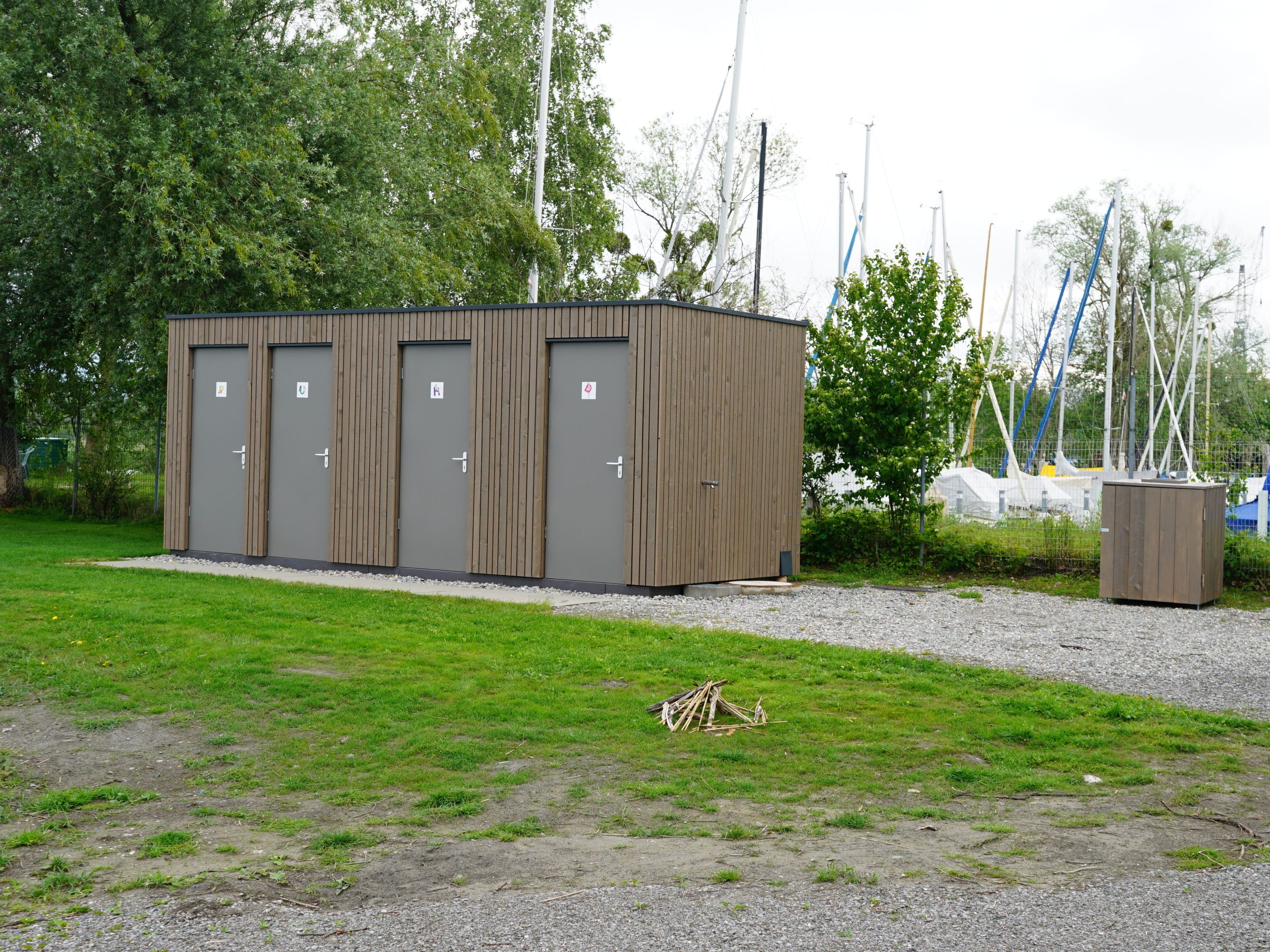 Barrierefrei in die Umkleide und aufs WC Barrierefrei in die Umkleide und aufs WC