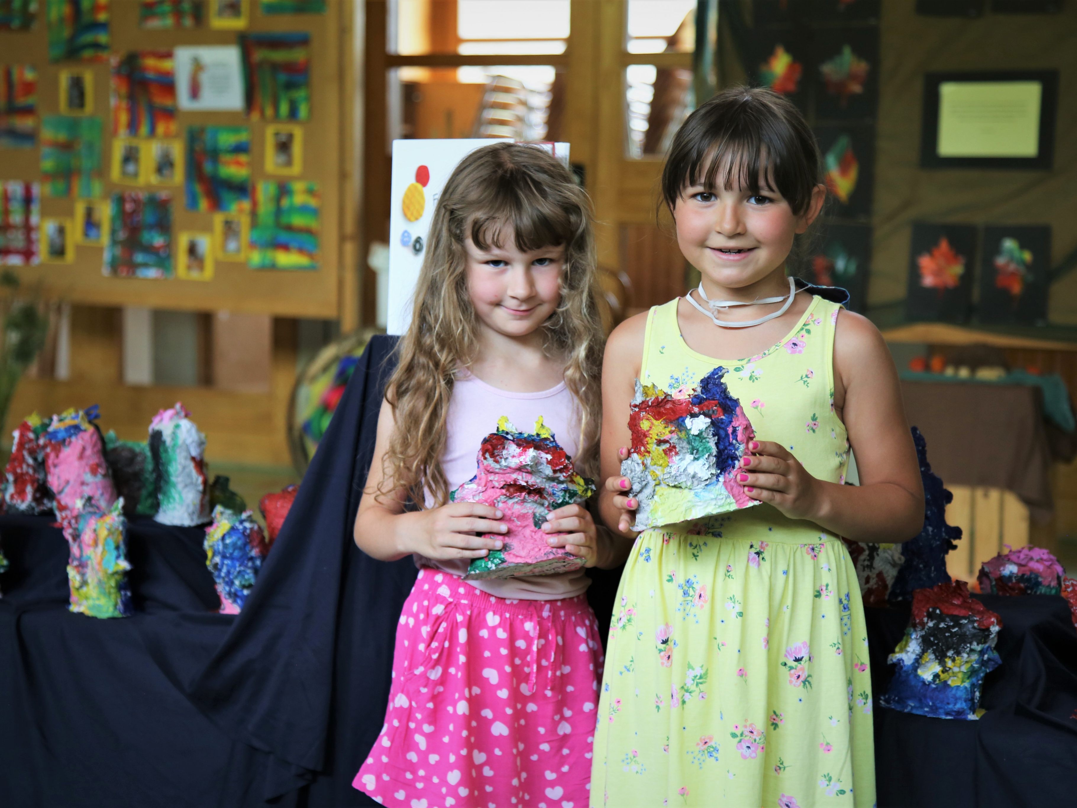 Sarah und Laura zeigten stolz die Werke ihrer Gruppen Sarah und Laura zeigten stolz die Werke ihrer Gruppen