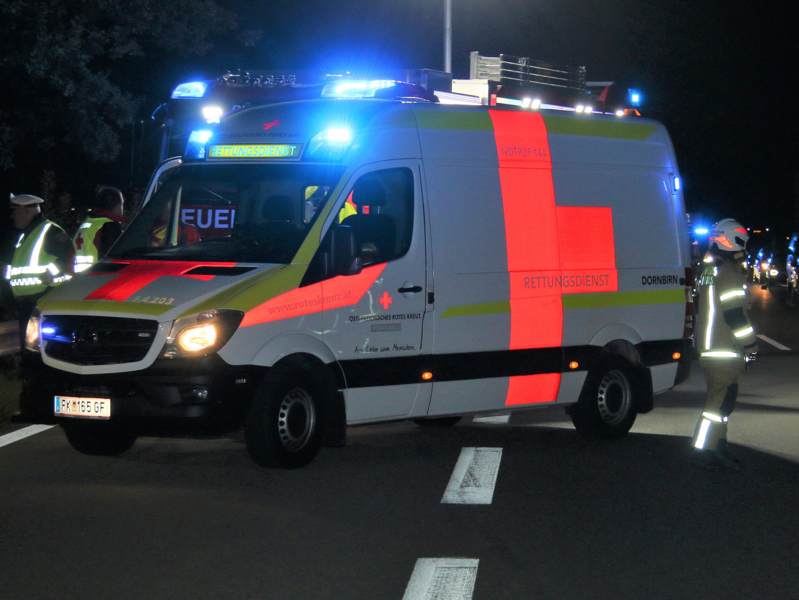 Lenker prallte mit seinem Wagen gegen Außenleit- und Mittelleitschiene. Lenker prallte mit seinem Wagen gegen Außenleit- und Mittelleitschiene.