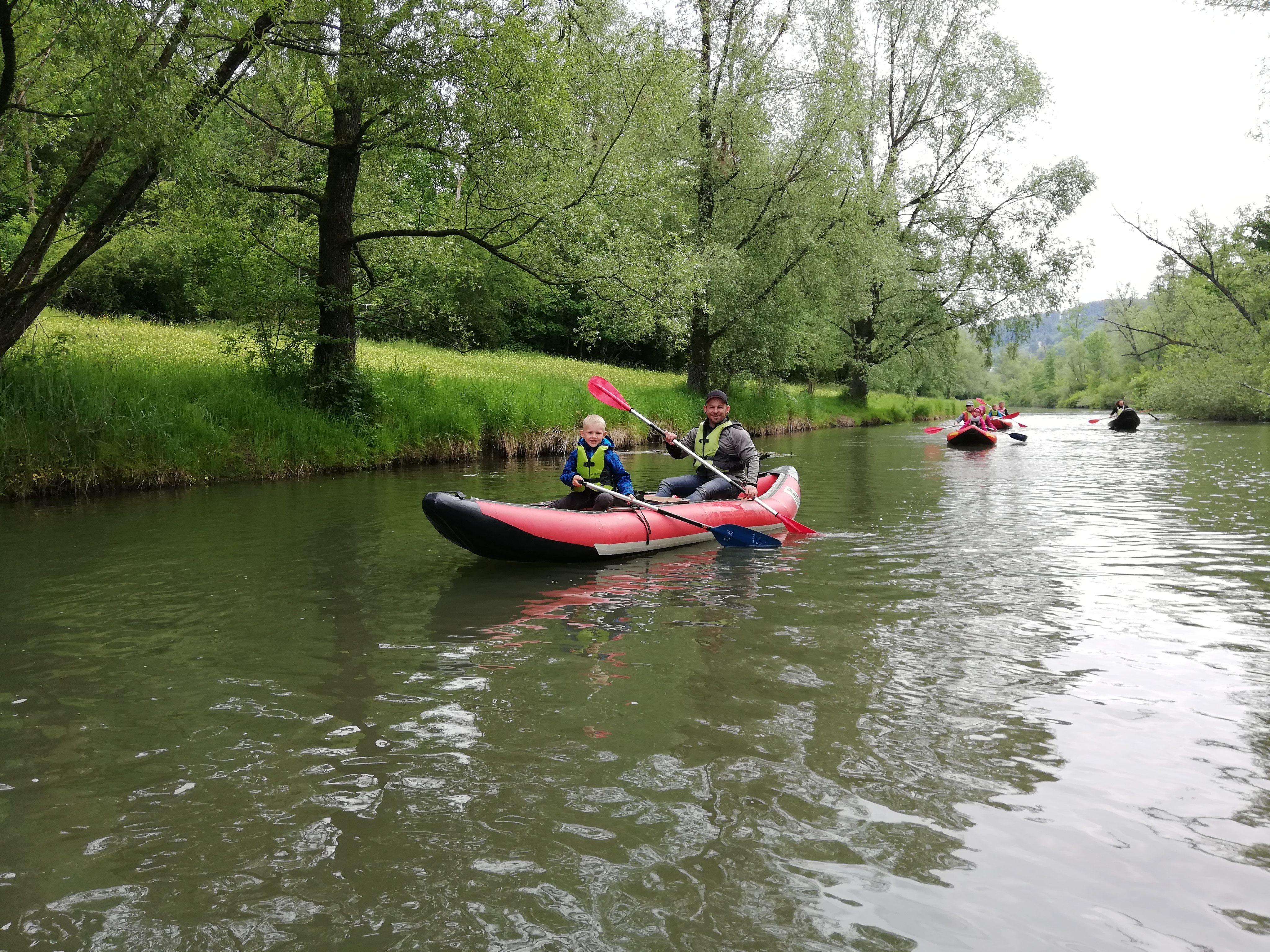 Am Samstag, 29. Mai, trafen sich zehn Väter und 14 Kinder zur Kanu-Tour auf dem Alten Rhein. Mit einem professionellen Guide erlebten sie ein besonderes Abenteuer auf  dem Wasser und stärkten ganz nebenbei auch ihrer Vater-Kind-Beziehung.