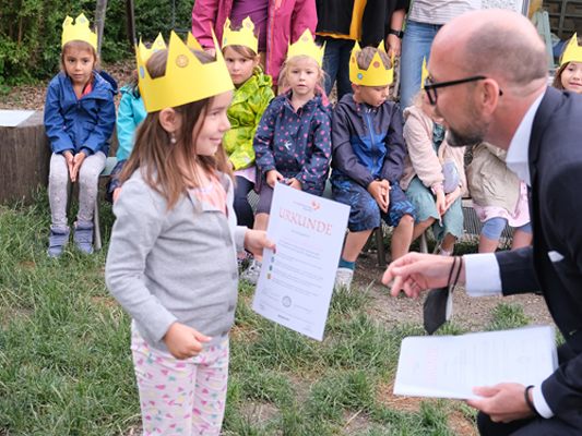 Urkundenübergabe durch Bürgermeister Michael Ritsch im Kindergarten St. Kolumban