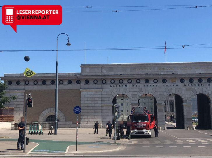 Das Identitären-Zeichen im Bild links über der Ampel. Das Identitären-Zeichen im Bild links über der Ampel.