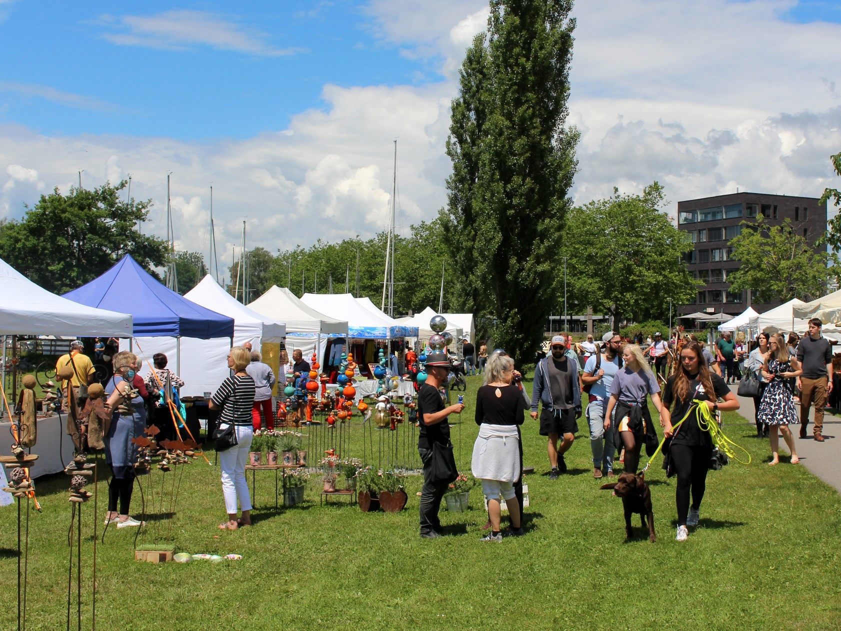 Repräsentatives Kunsthandwerk im traumhaften Ambiente, das erwartet die Besucher beim „10. Kunstmarkt“ hier am Lochauer Kaiserstrand.