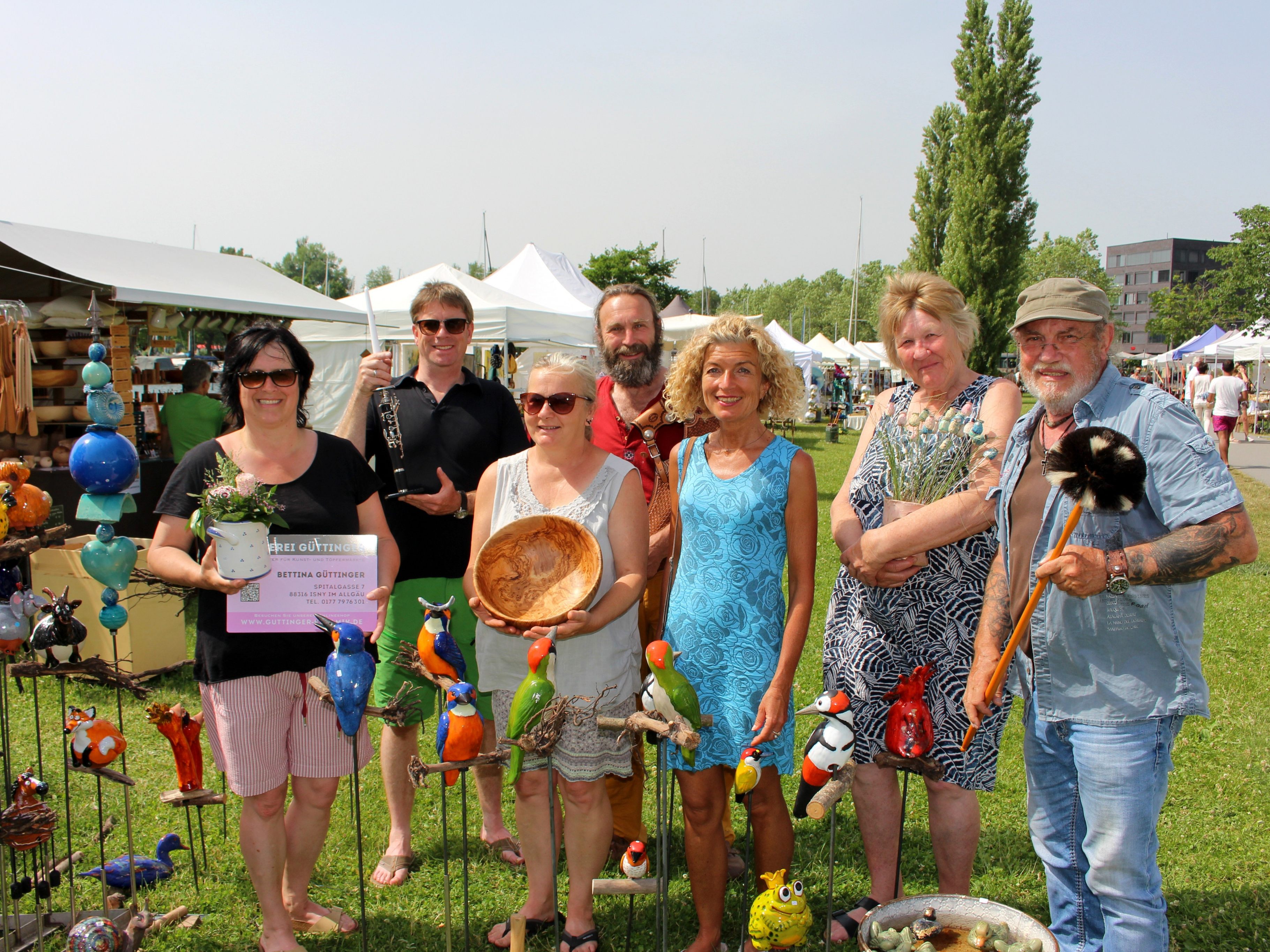 Zusammen mit langjährigen „Marktständlern“ freute sich Bettina Güttinger (links im Bild) von der Töpferei B. Güttinger aus Isny  über einen erfolgreichen Kunstmarkt im besonderen Ambiente am Lochauer Kaiserstrand.