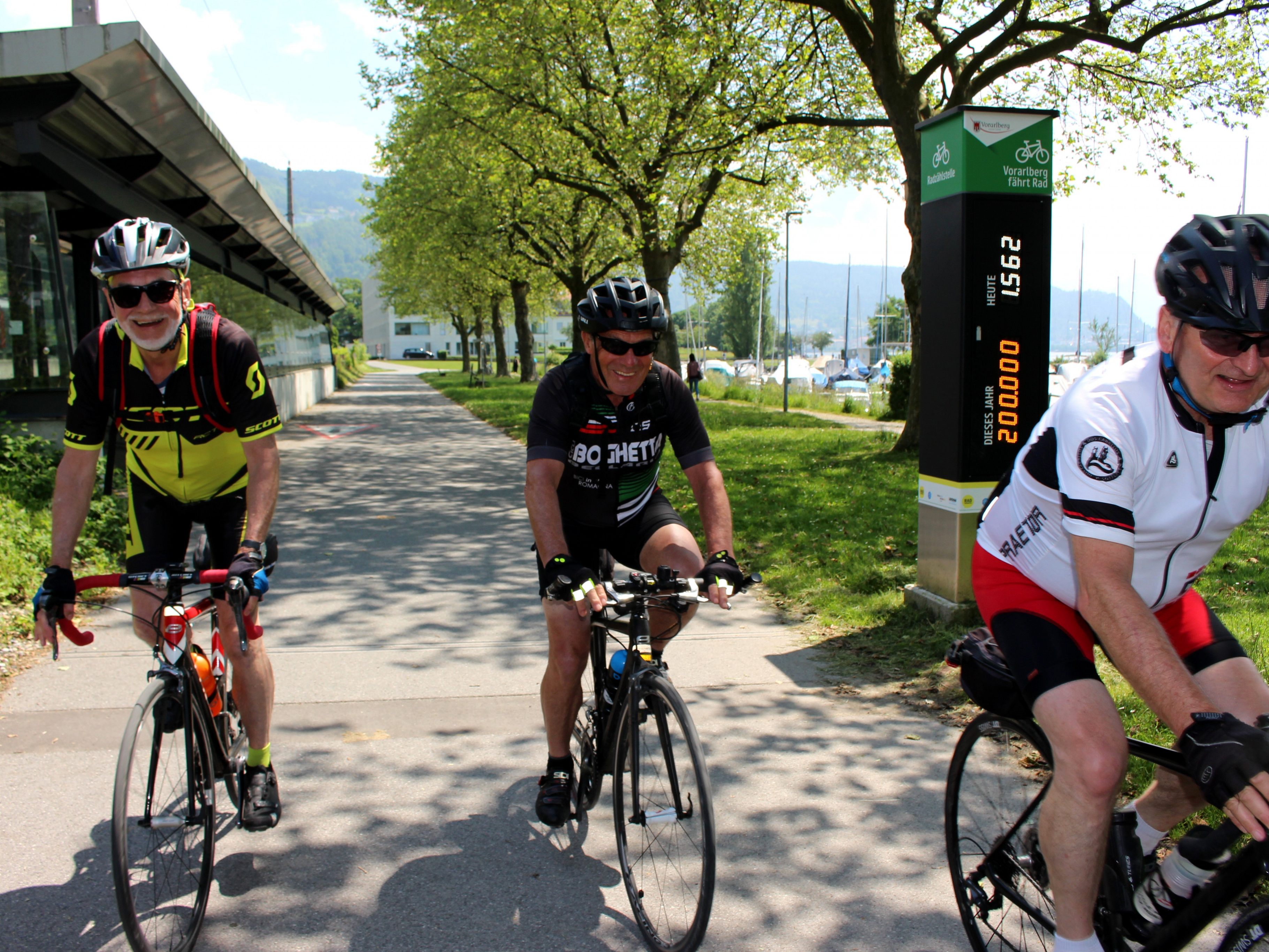 Die neue Radzählstelle mit Radbarometer am Bodensee-Radweg im Bereich der Lochauer Hafenanlage zählt und zählt. Und bereits am 10. Juni um 14 Uhr wurde die Schallmauer von 200.000 Durchfahrten durchbrochen.