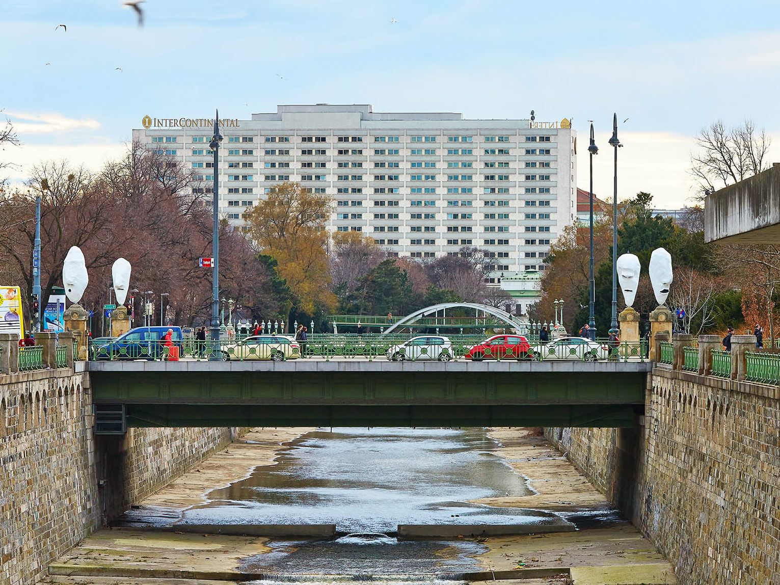 Die "4 Larven (Lemurenköpfe)" von Franz West verlassen die Stubenbrücke.