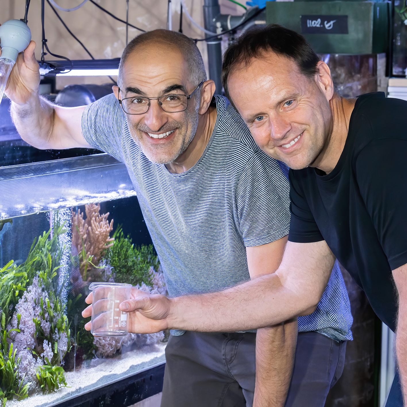 Daniel Abed-Navandi (links) und Anton Weissenbacher auf der Suche nach der neuen Schwebgarnele