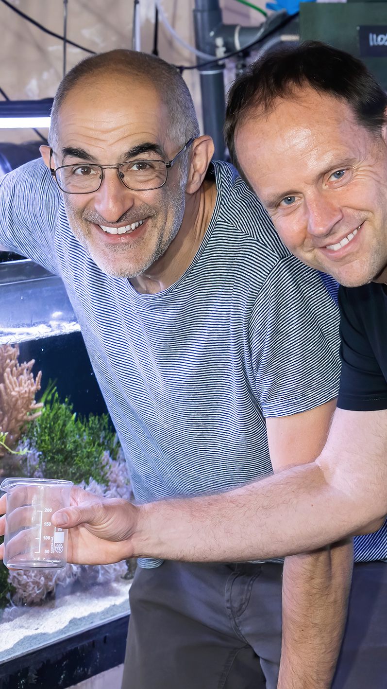 Daniel Abed-Navandi (links) und Anton Weissenbacher auf der Suche nach der neuen Schwebgarnele