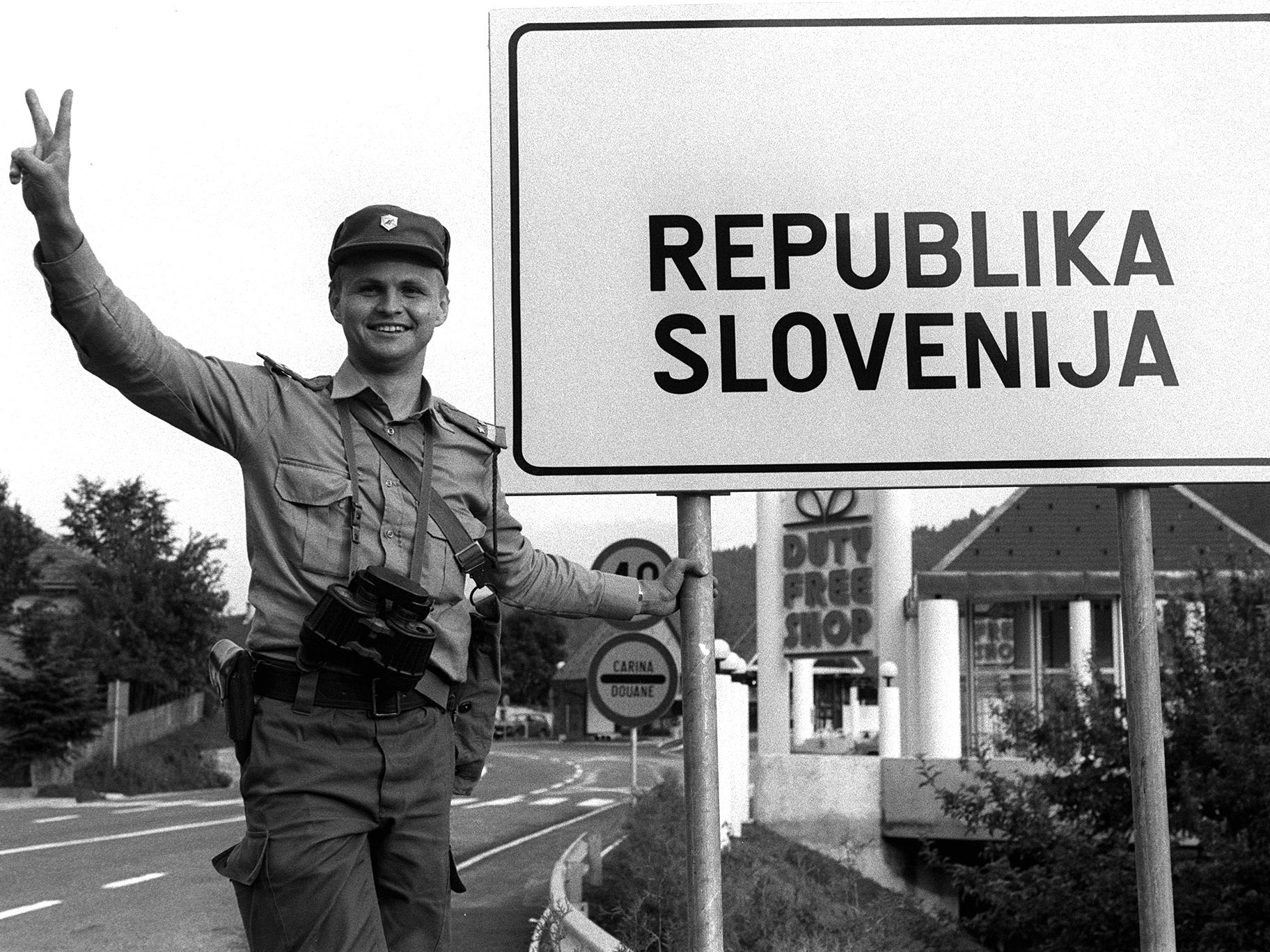 Kommandant einer slowenischen Polizei-Sonderheit am 29. Juni 1991 neben einem Schild "Republik Slowenien" am Grenzübergang Lavamünd. Kommandant einer slowenischen Polizei-Sonderheit am 29. Juni 1991 neben einem Schild "Republik Slowenien" am Grenzübergang Lavamünd.