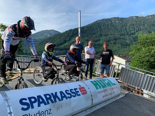 Inmitten cooler und voll motivierter Kids beim Startgattertraining: V.r.n.l.: BMX-Obmann und Radfahrclub-Präsident Herbert Dür, Sparkassen-Marketingleiter Arno Sprenger und der Sportliche Leiter des BMX-Clubs, Harry Muther.