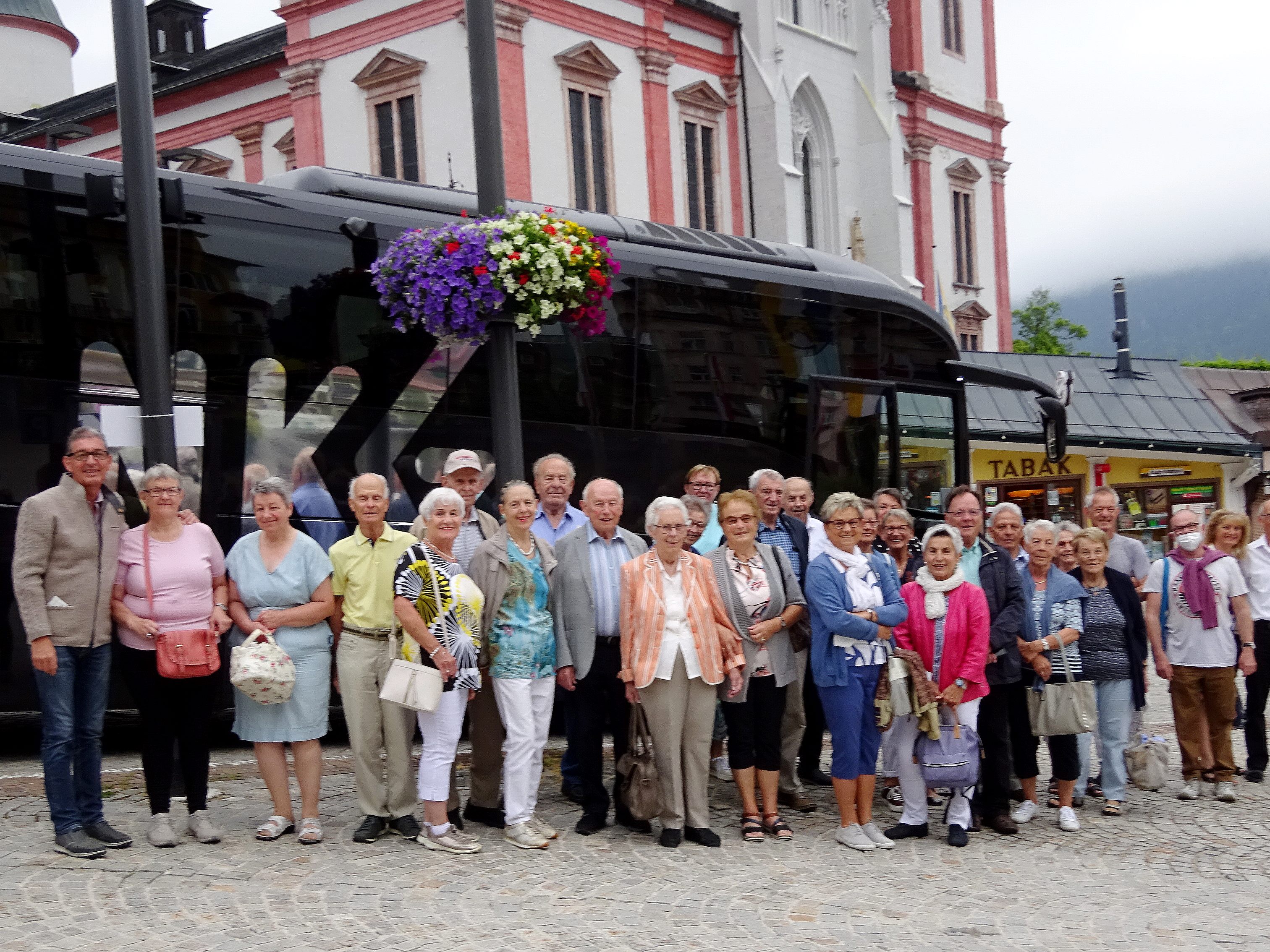 Die Seniorenbund-Gruppe vor der Basilika in Mariazell Die Seniorenbund-Gruppe vor der Basilika in Mariazell