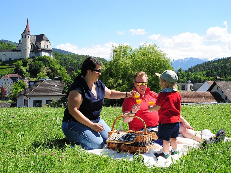 Familie mit Kind beim Picknick Familie mit Kind beim Picknick
