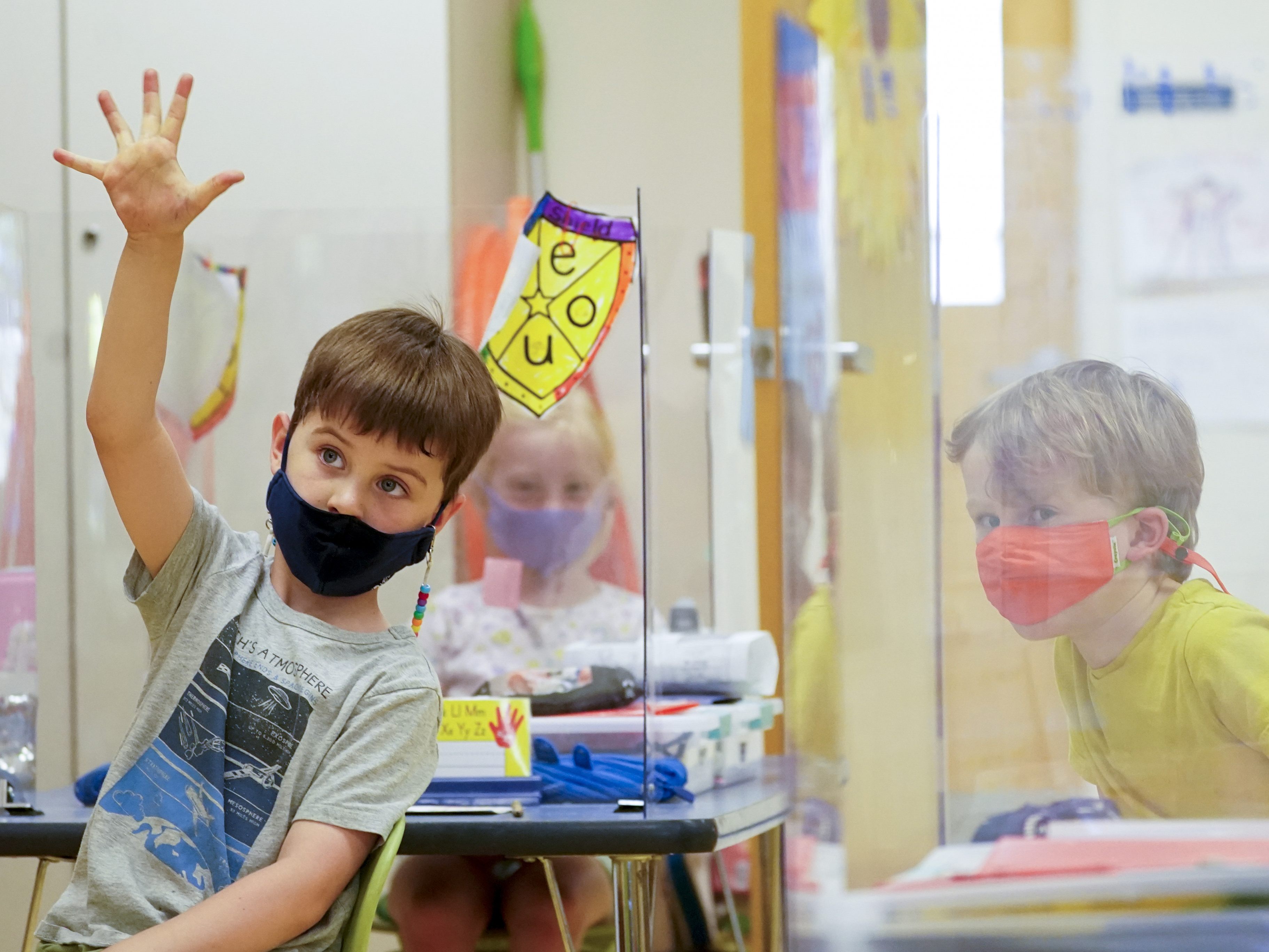 Die Maskenpflicht in den Klassenzimmern fällt. Die Maskenpflicht in den Klassenzimmern fällt.