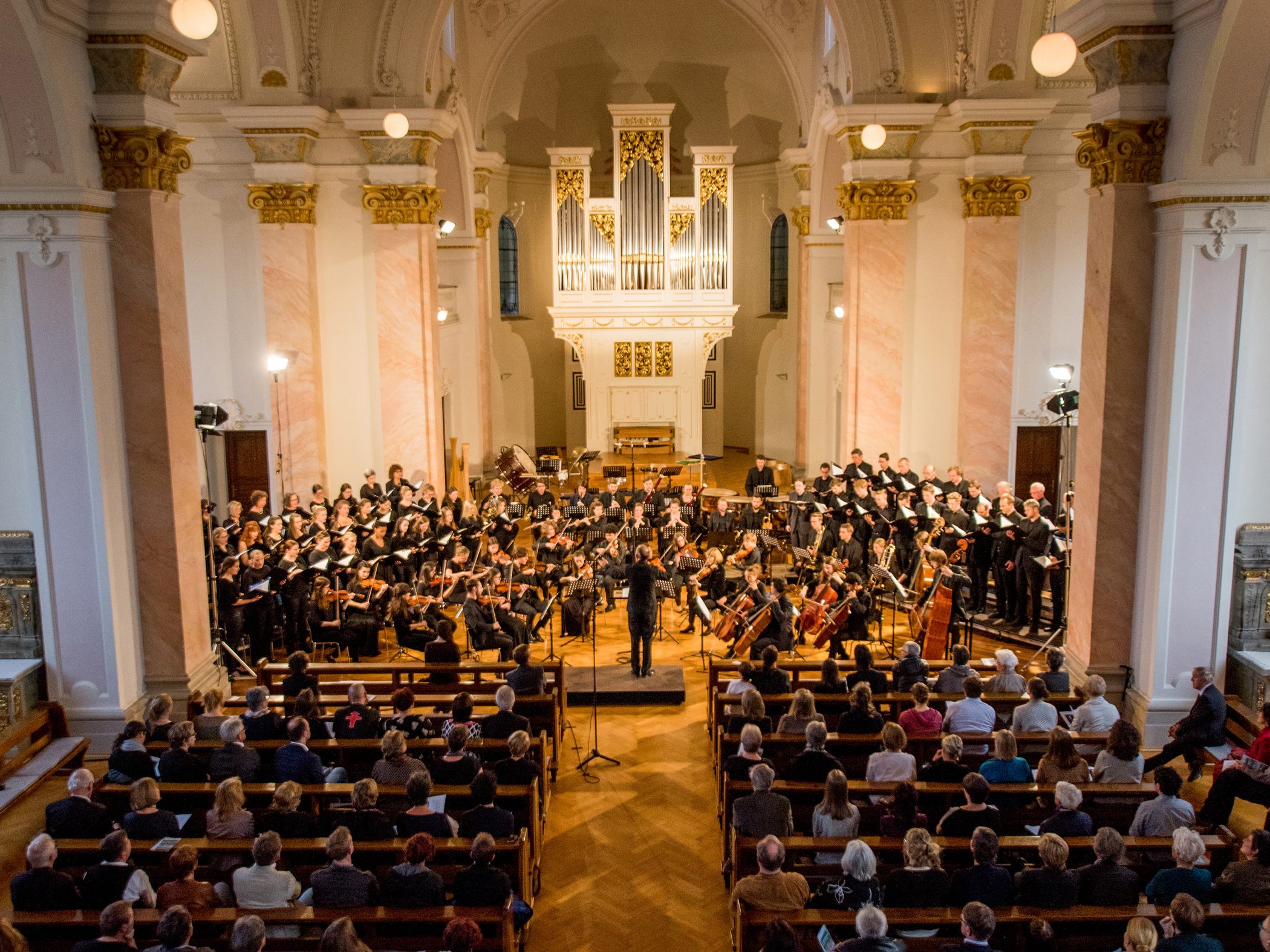 Am 2. Juli sind Chor und KBSinfonietta in der Kapelle des Landeskonservatoriums zu erleben. Am 2. Juli sind Chor und KBSinfonietta in der Kapelle des Landeskonservatoriums zu erleben.