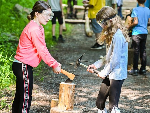 ... und dann manuell in ofengerechte Scheite zerteilt. Anschließend wandert das Brennholz für die Tipi-Beheizung im Winter zum Waldkindergarten Weinschlössle. ... und dann manuell in ofengerechte Scheite zerteilt. Anschließend wandert das Brennholz für die Tipi-Beheizung im Winter zum Waldkindergarten Weinschlössle.