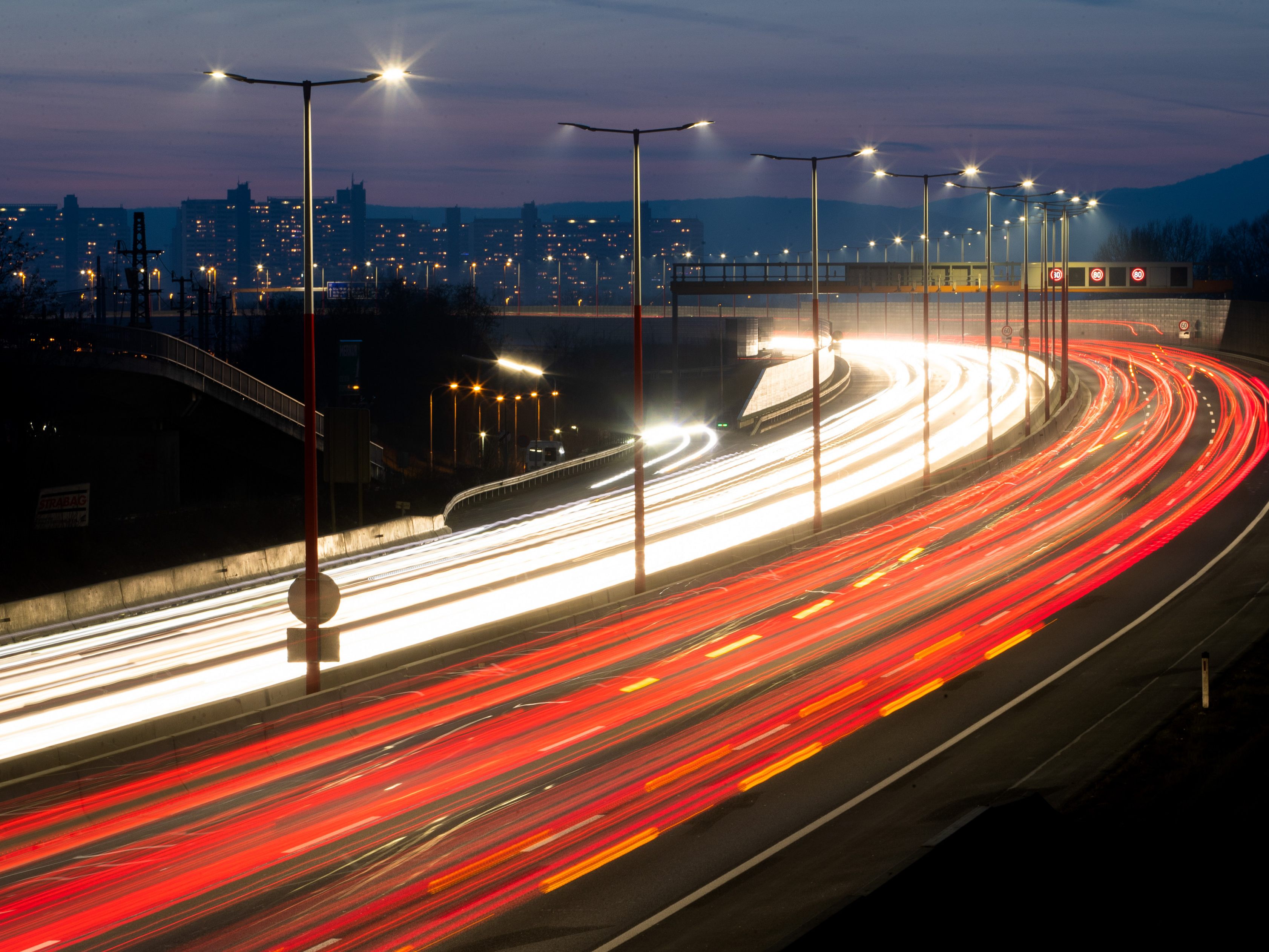 Einzelne Fahrstreifen werden während der Bauarbeiten gesperrt. Einzelne Fahrstreifen werden während der Bauarbeiten gesperrt.