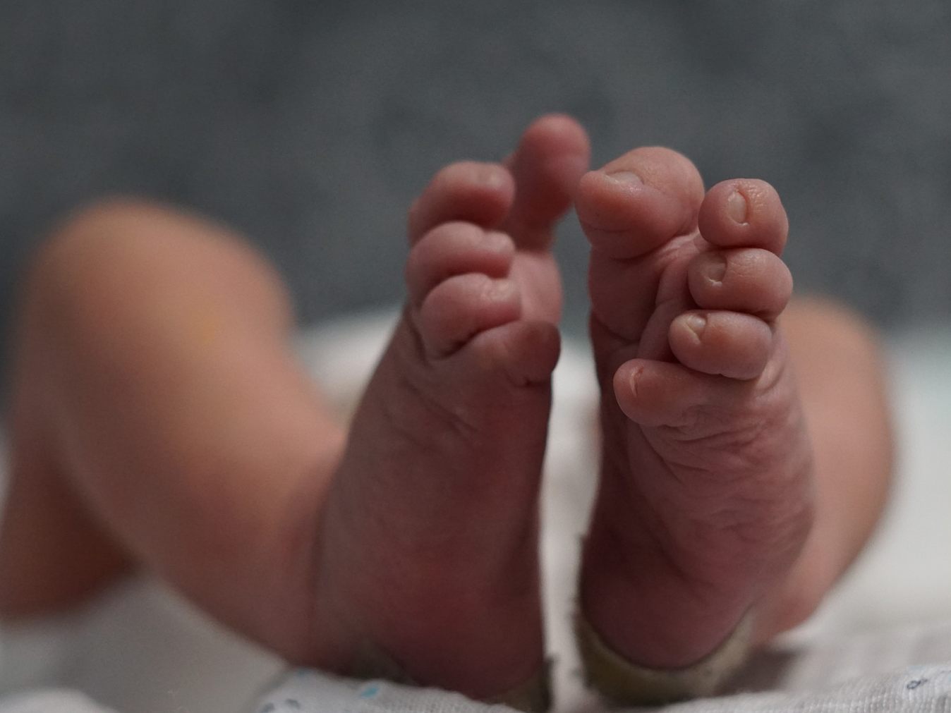 Das kleine Mädchen schwebt in Lebensgefahr. Das kleine Mädchen schwebt in Lebensgefahr.
