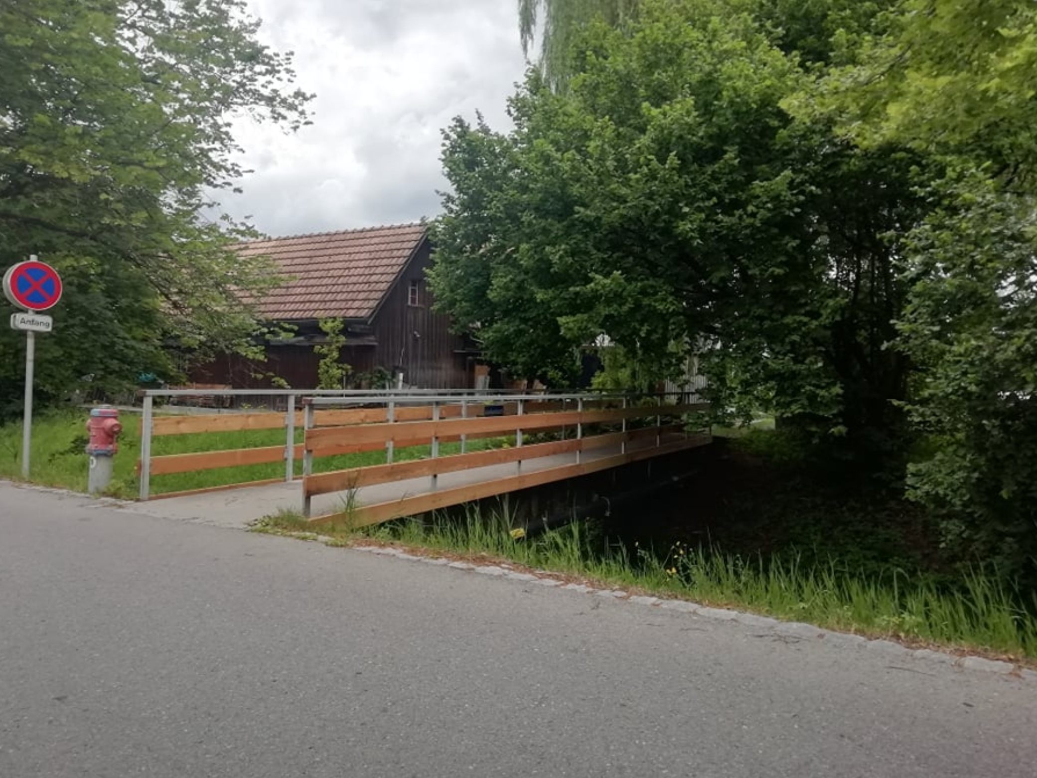 Die Brücke über den Gießenbach erstrahlt wieder in neuem Glanz