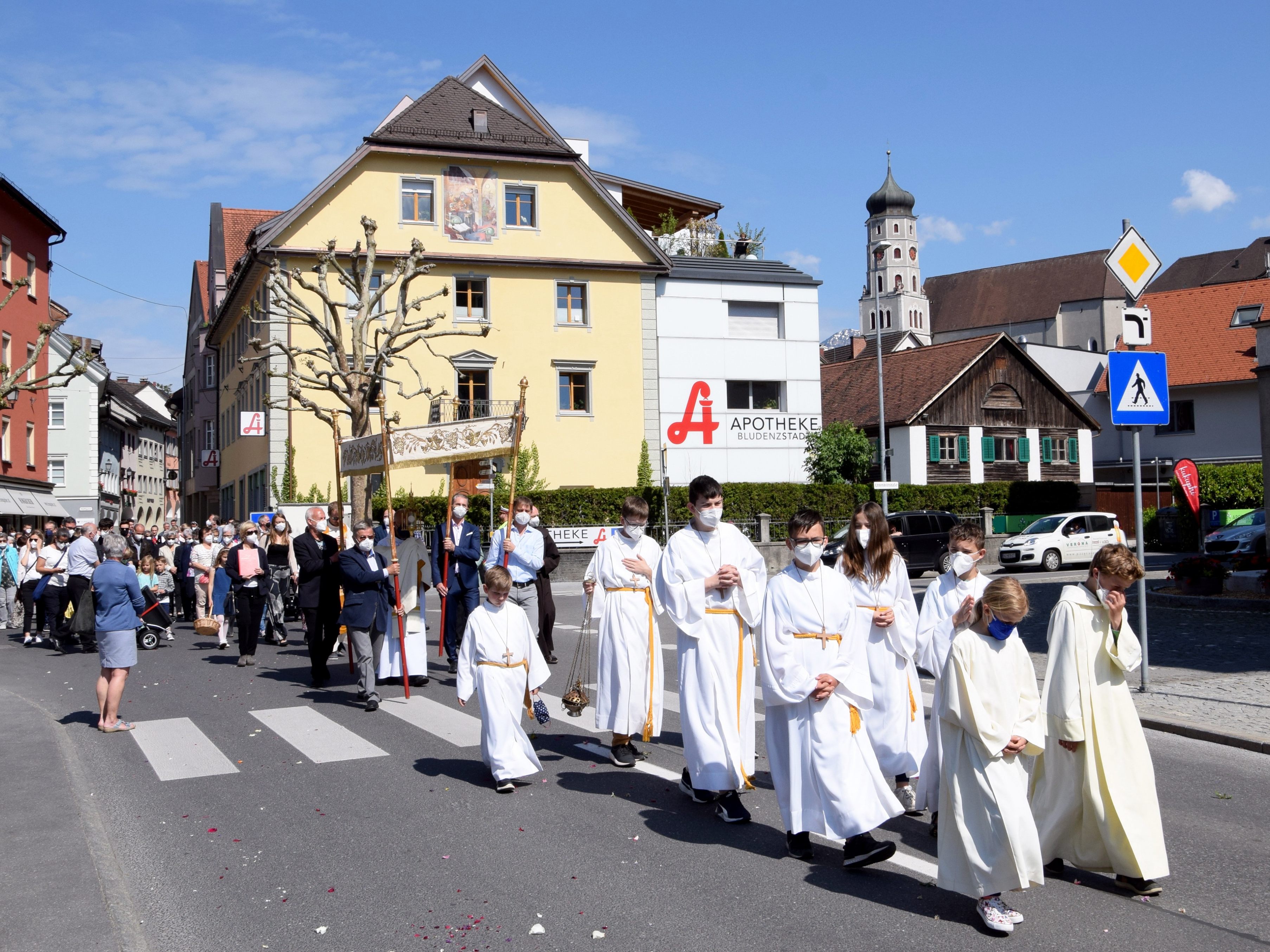 Prozession der Bludenzer Stadtpfarren Heilig Kreuz und Herz Mariae in Bludenz am Hochfest des Leibes und Blutes Christi.