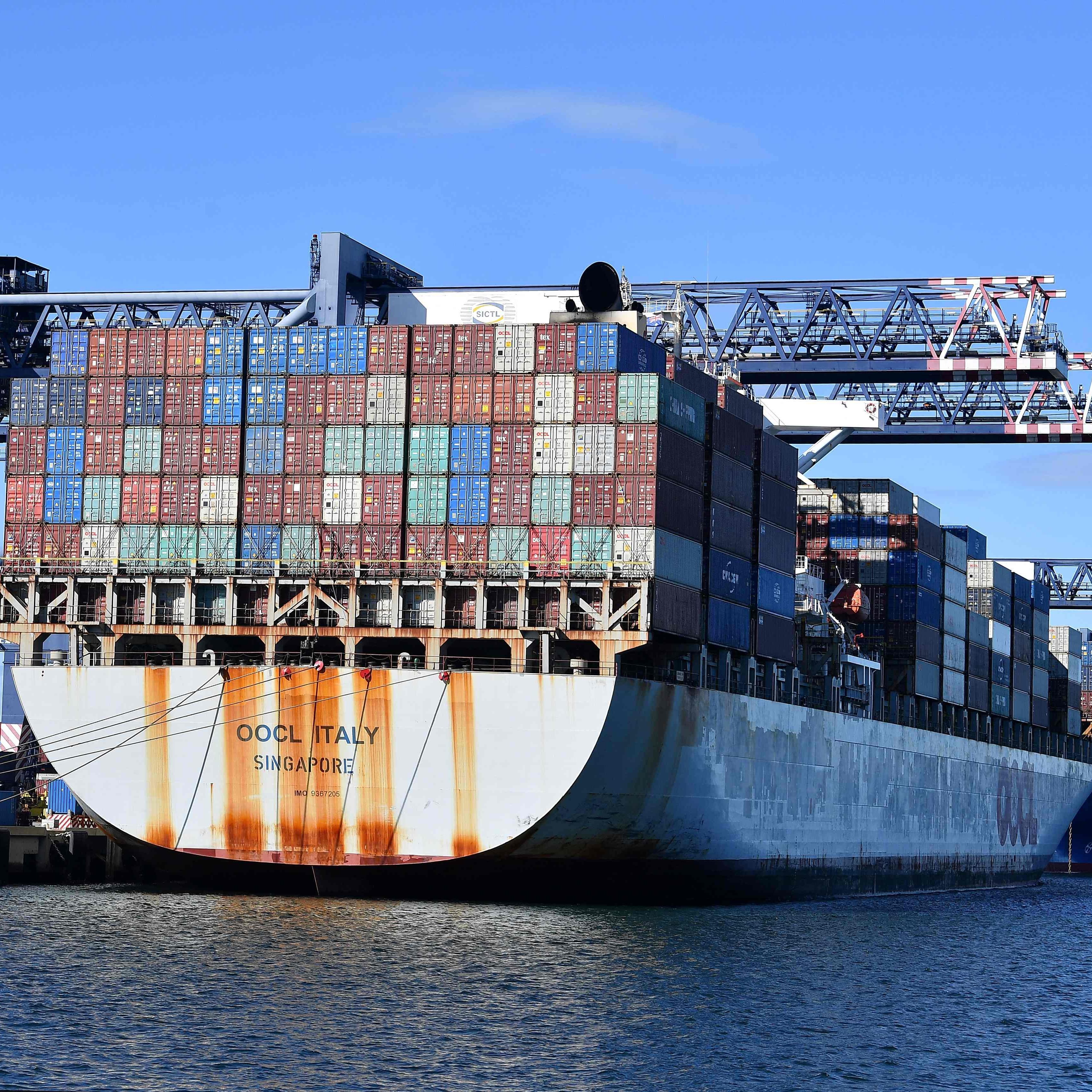 Der Seeweg von China nach Europa ist überlastet.