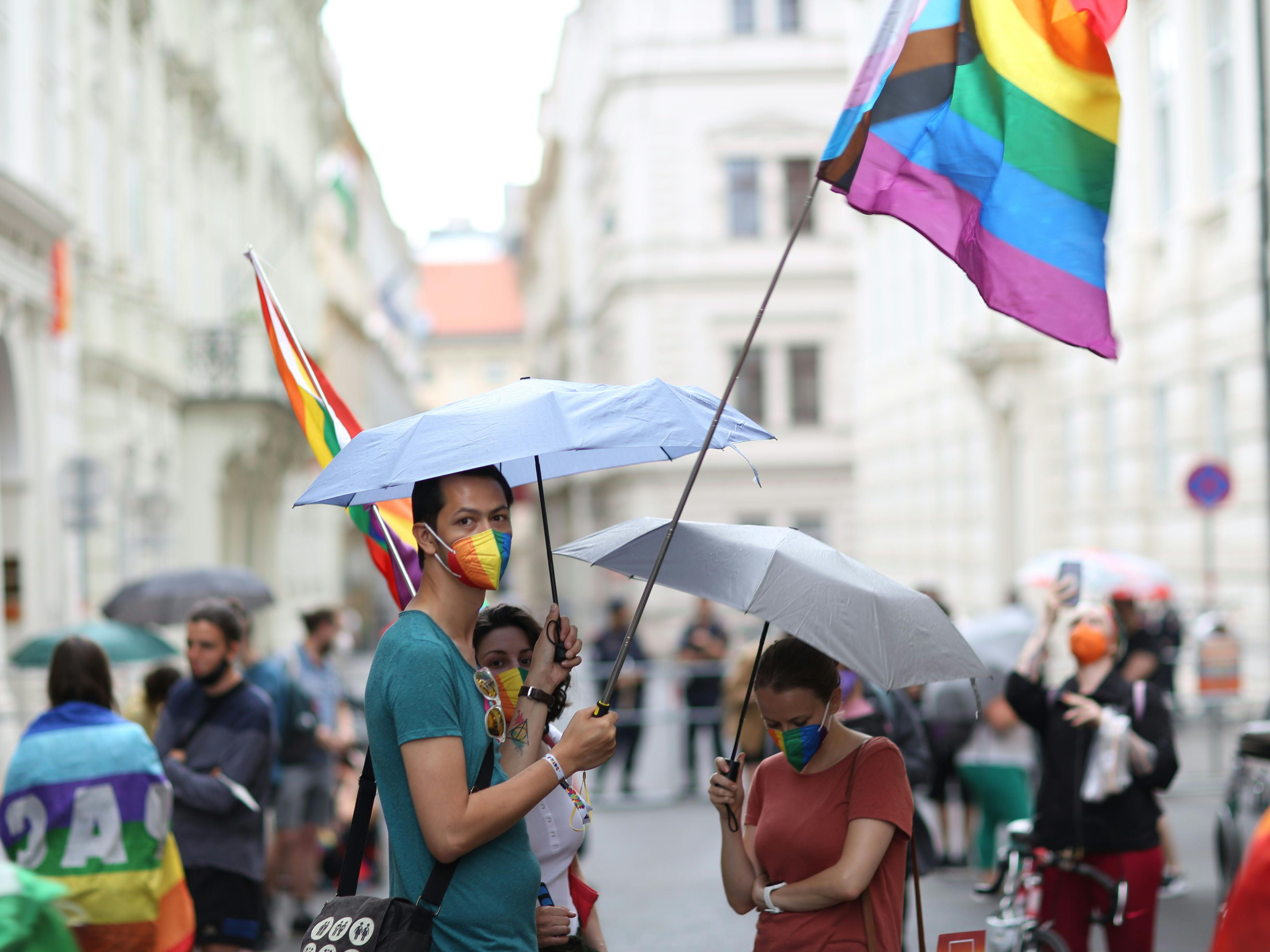 Rund 300 Menschen demonstrierten gestern vor der ungarischen Botschaft in Wien. Rund 300 Menschen demonstrierten gestern vor der ungarischen Botschaft in Wien.