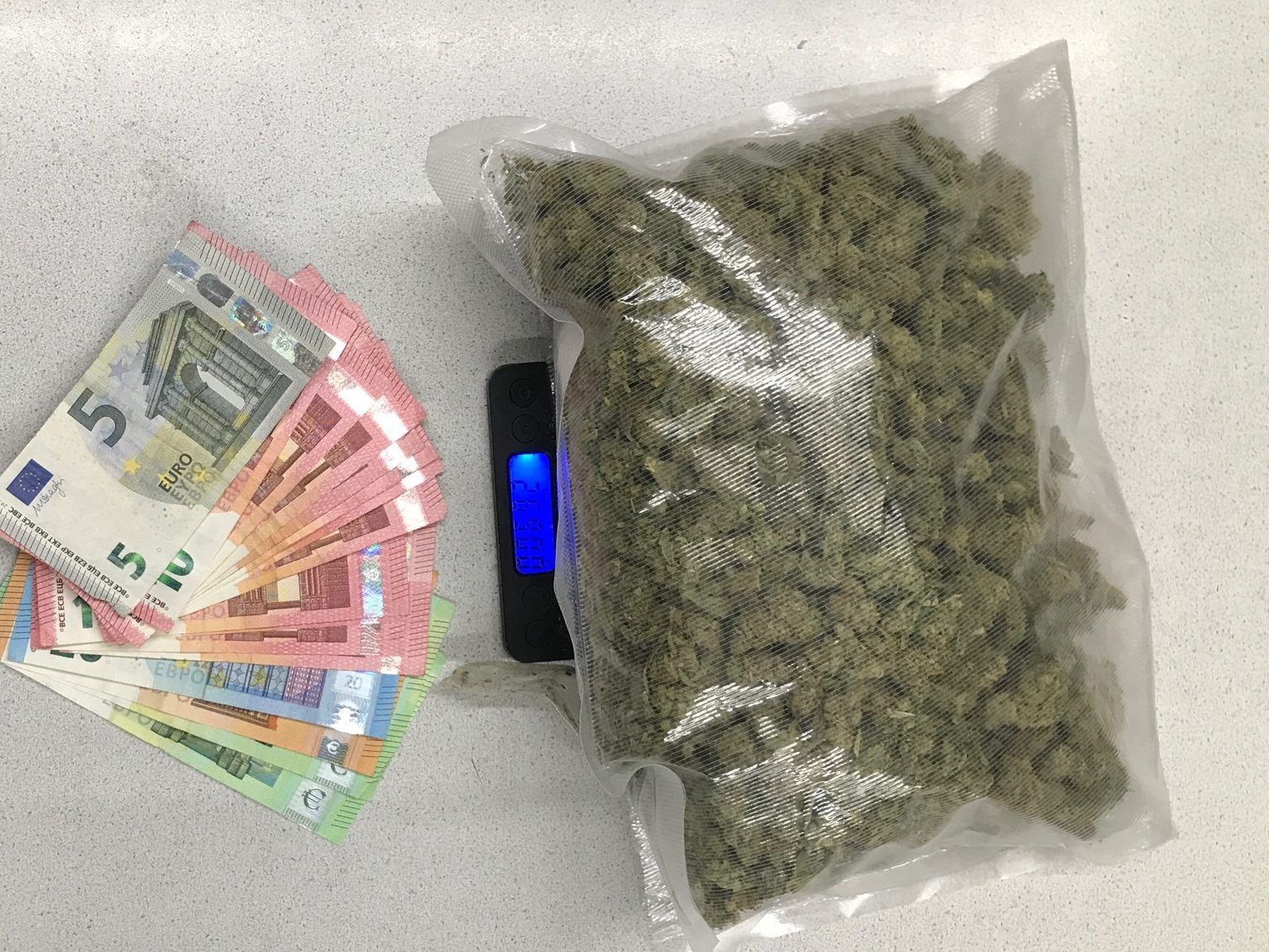 Marihuana, Bargeld, eine Waage und Co. wurden bei dem mutmaßlichen Drogenlenker sichergestellt