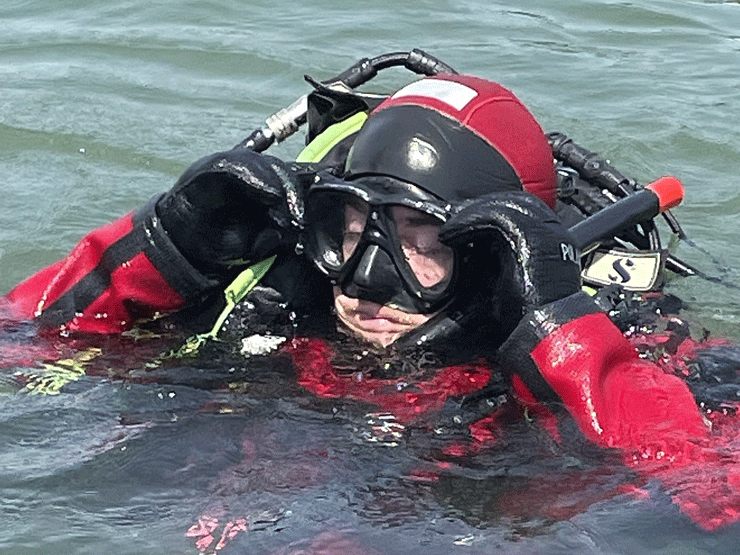 Die Feuerwehr-Einsatztaucher konnten den Mann nur mehr tot aus dem Wasser bergen.