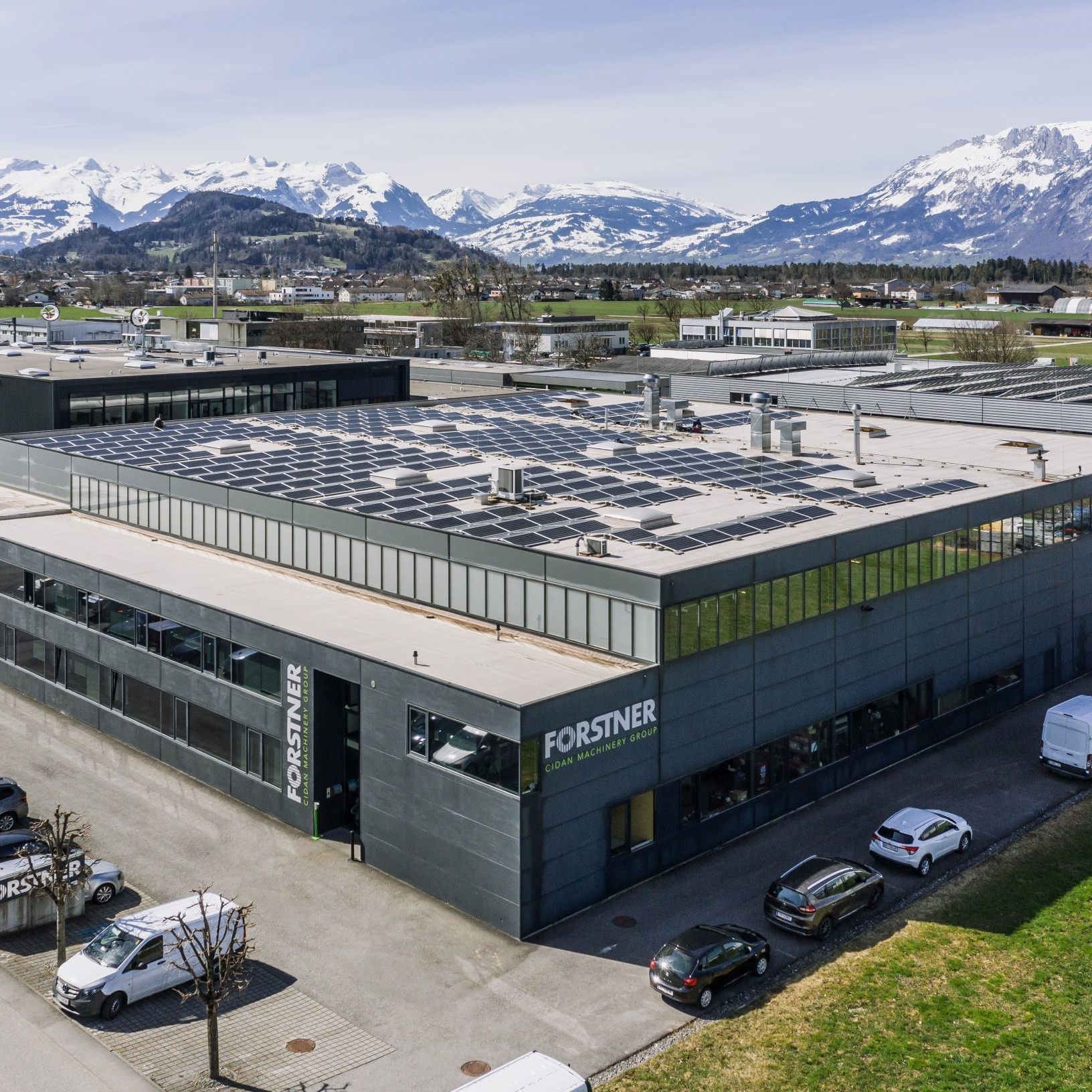 Eine 200 kWp Photovoltaikanlage wurde auf dem Dach der Industrieliegenschaft „R1“ installiert.